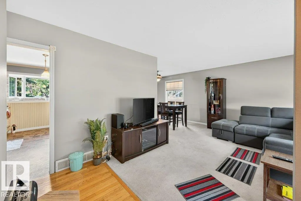 15 SUNNYSIDE Crescent