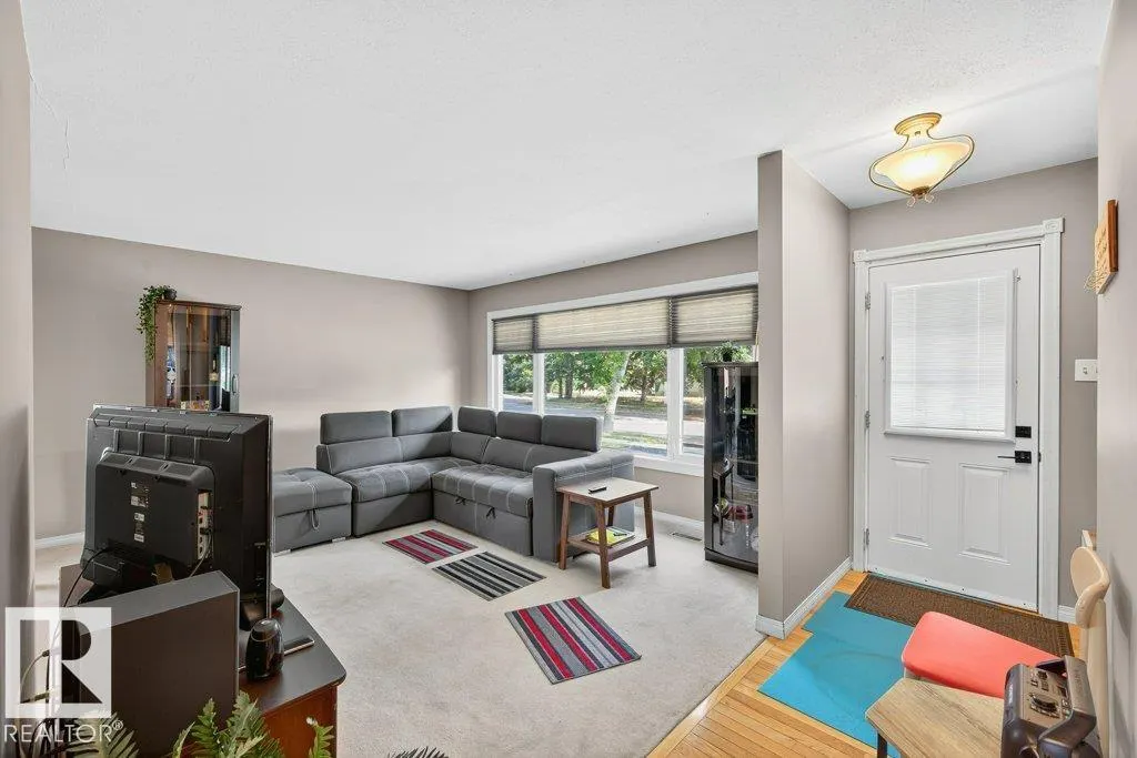 15 SUNNYSIDE Crescent