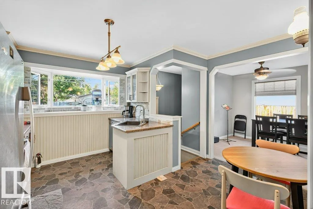 15 SUNNYSIDE Crescent