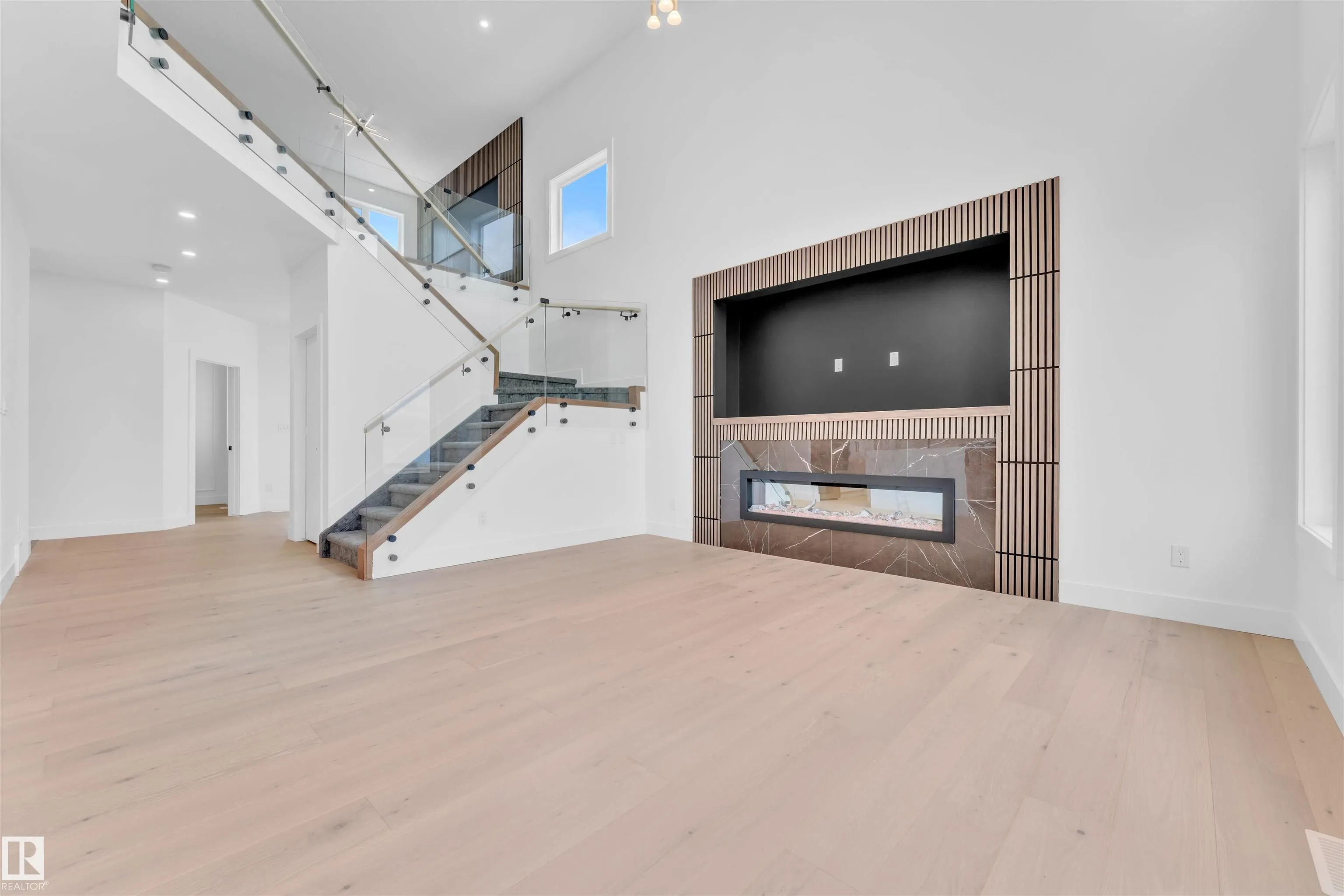 324 ASTON Close