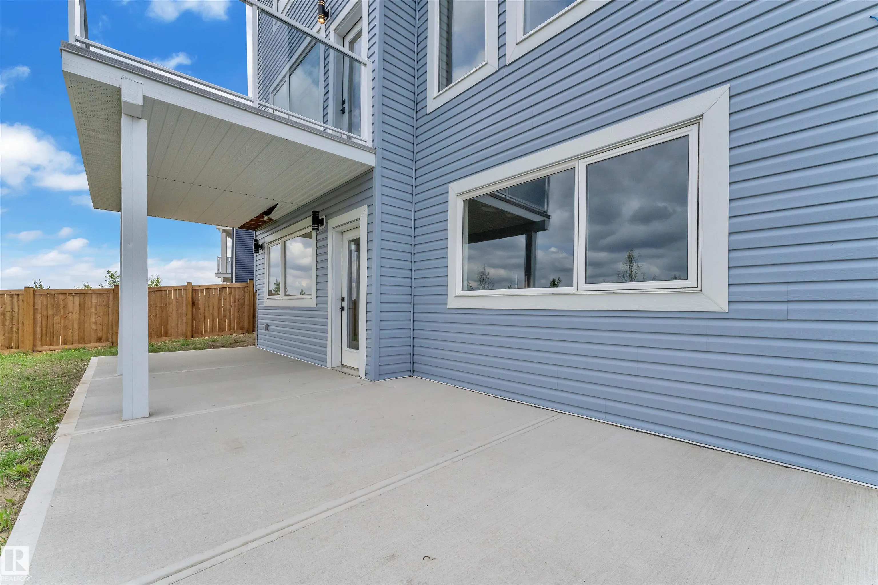 324 ASTON Close