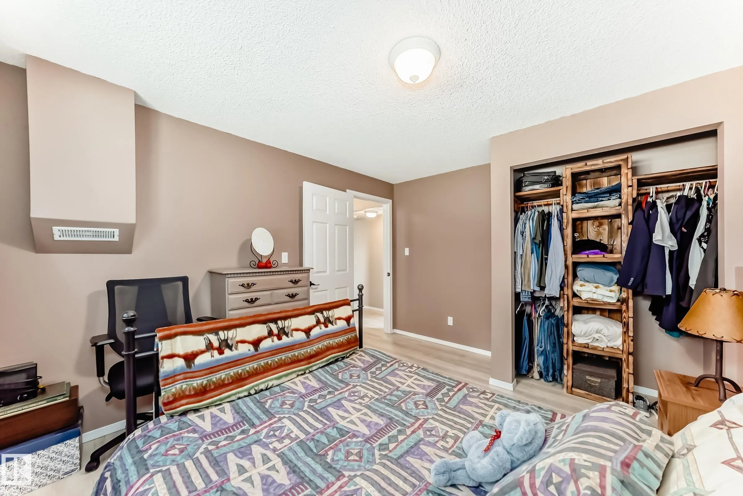 5241 53 Ave