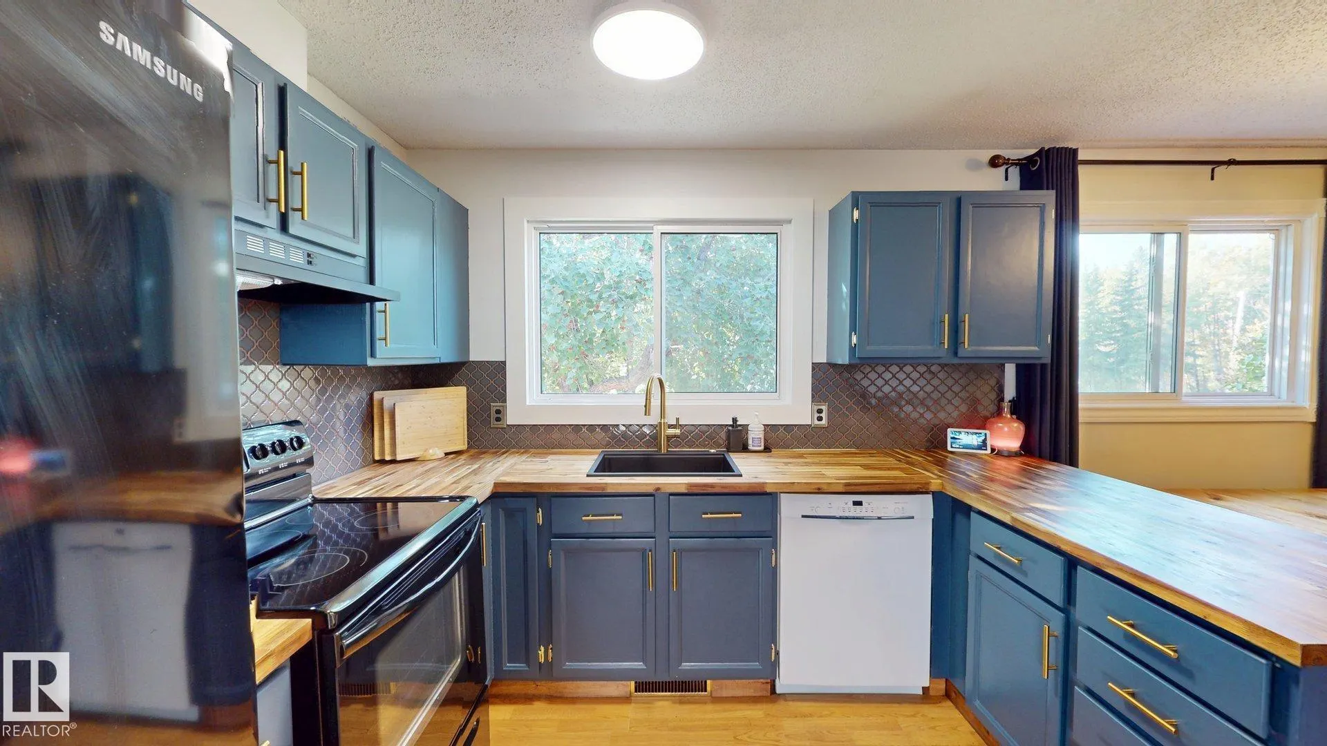 5616 45 ave