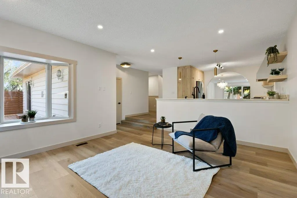 7 PINERIDGE Crescent