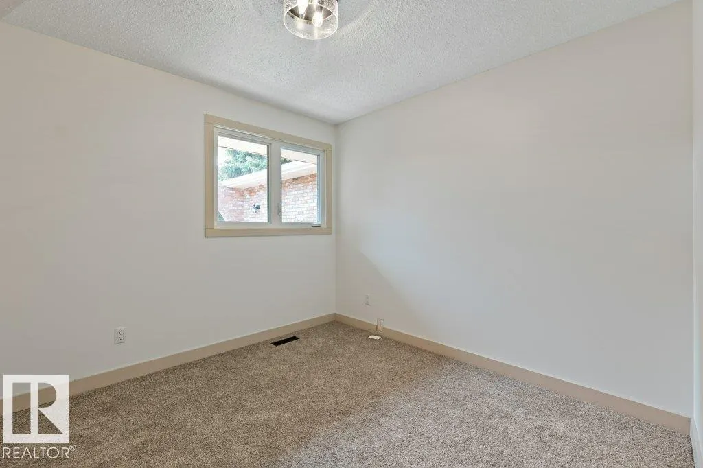7 PINERIDGE Crescent