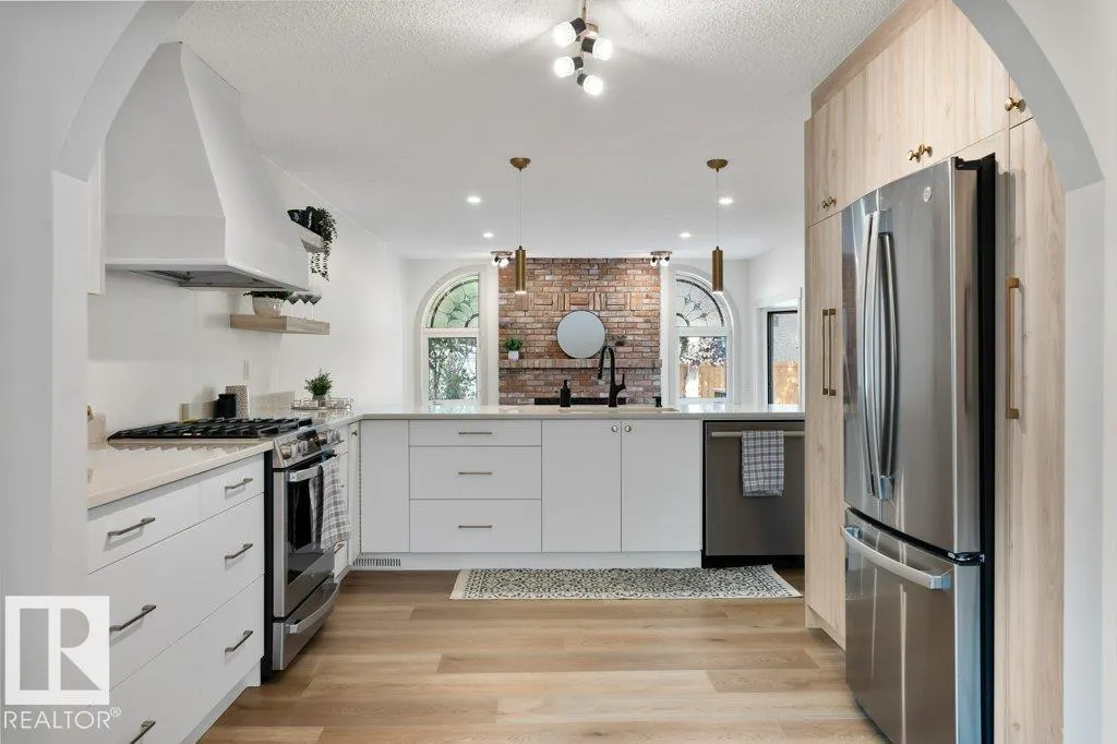 7 PINERIDGE Crescent