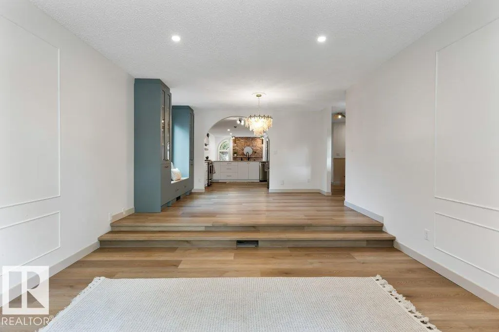 7 PINERIDGE Crescent