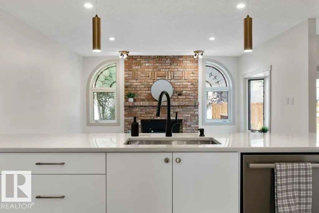 7 PINERIDGE Crescent