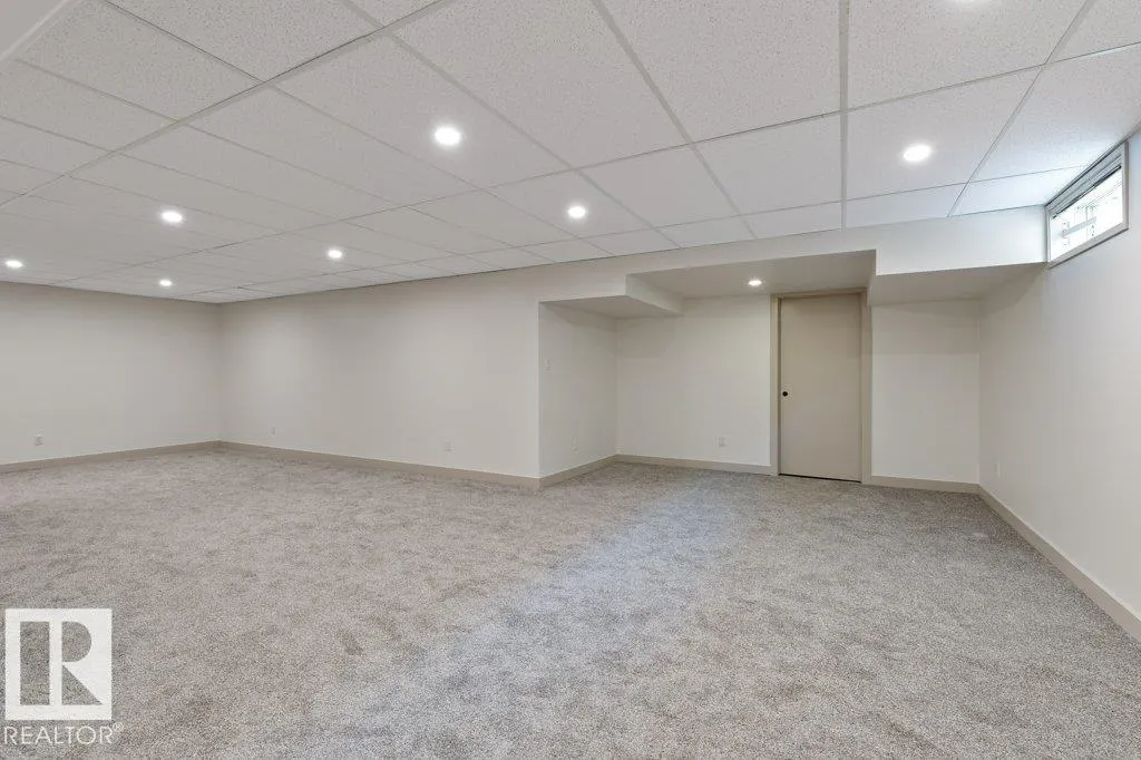 7 PINERIDGE Crescent