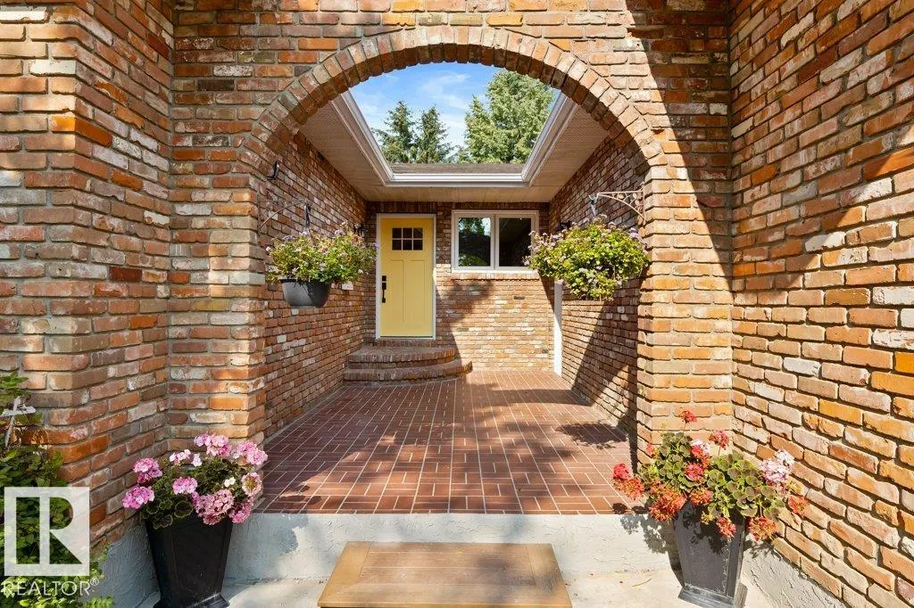 7 PINERIDGE Crescent