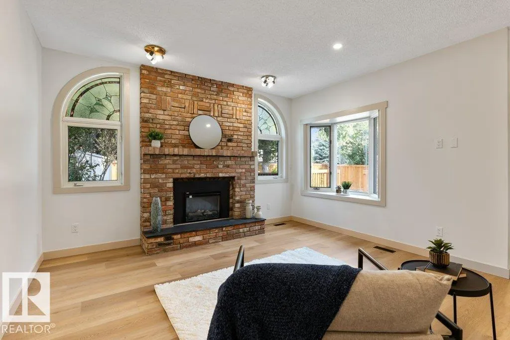 7 PINERIDGE Crescent