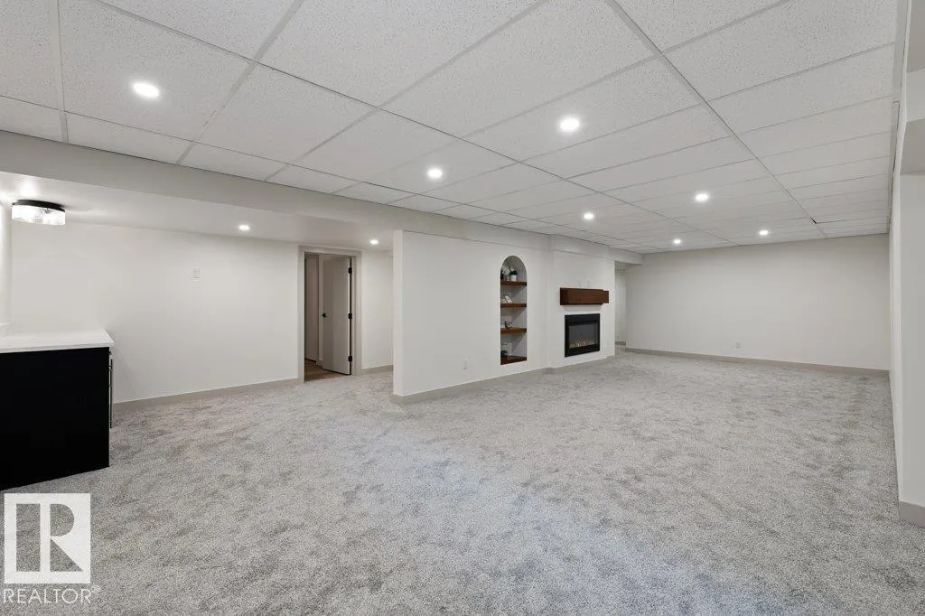 7 PINERIDGE Crescent