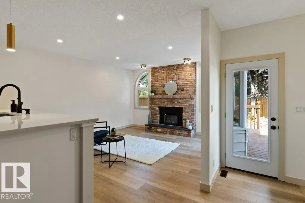 7 PINERIDGE Crescent