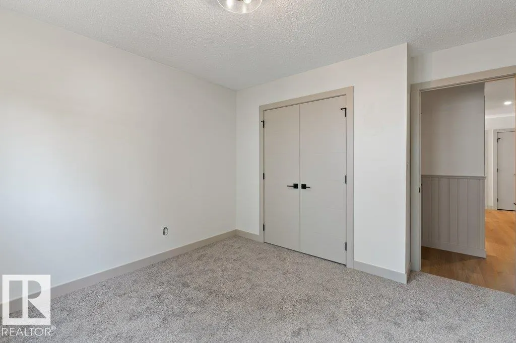 7 PINERIDGE Crescent