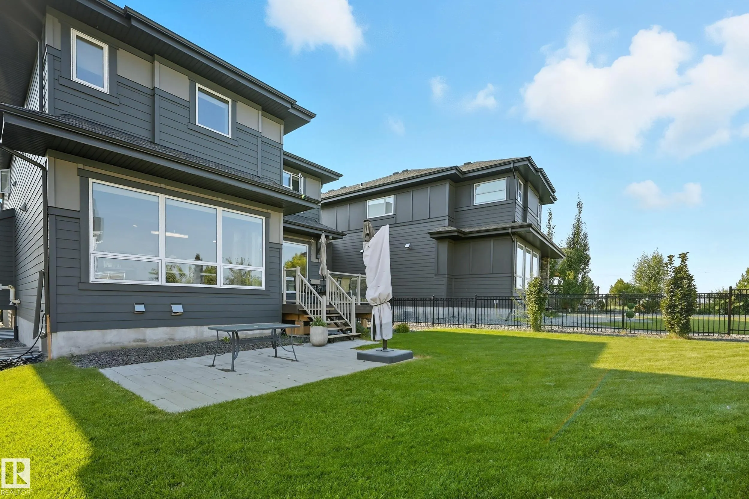 1487 HOWES Crescent
