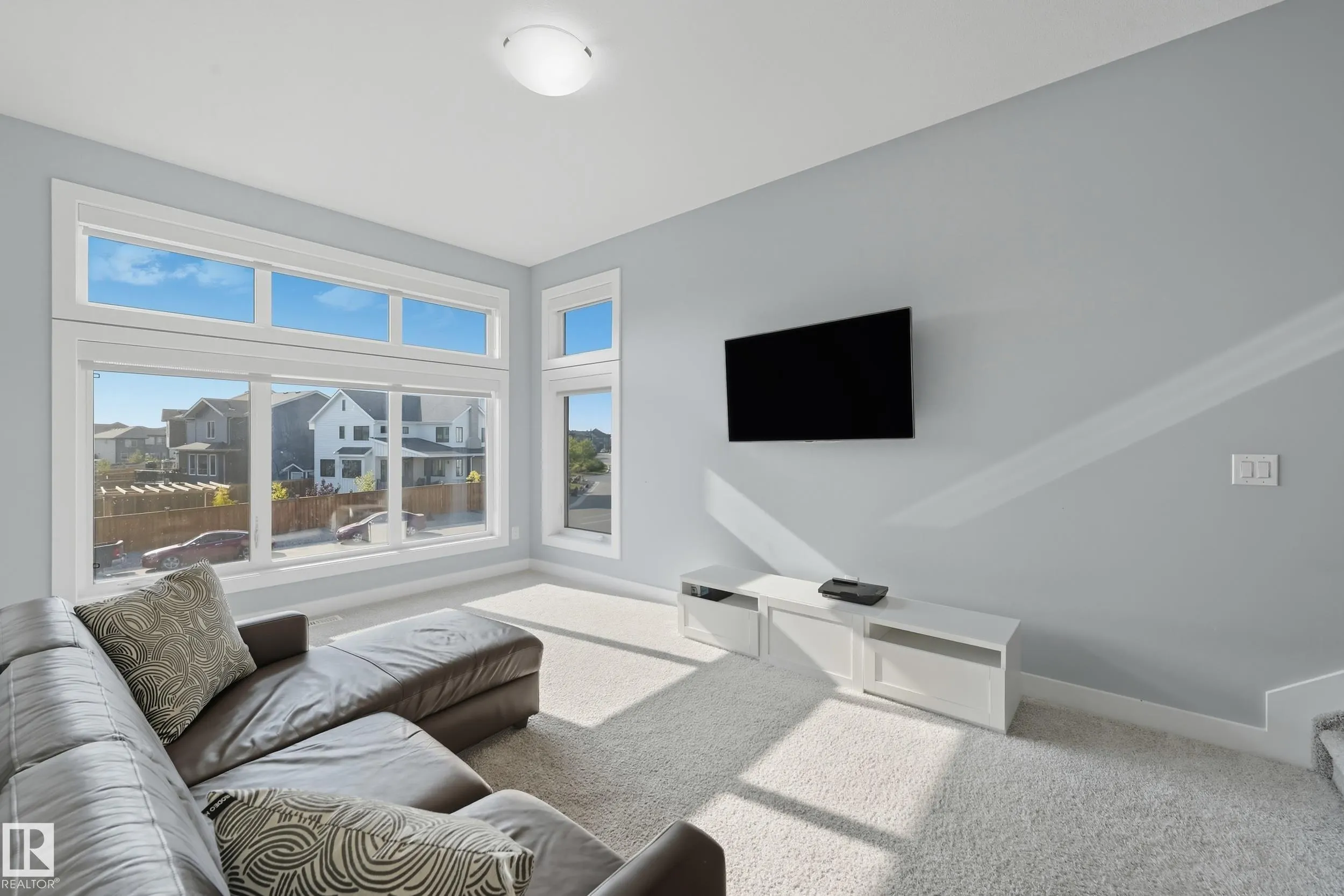 1487 HOWES Crescent
