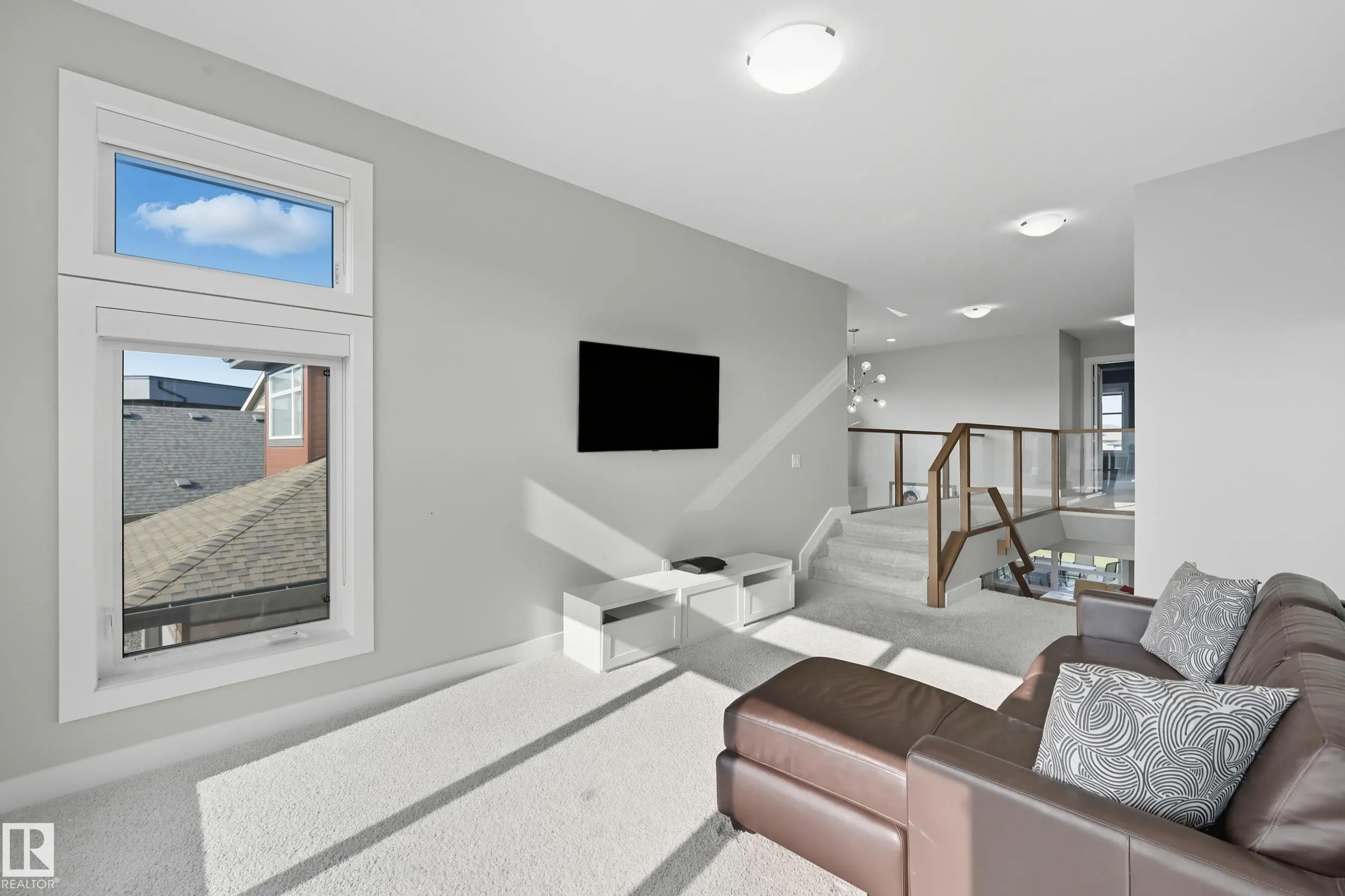 1487 HOWES Crescent