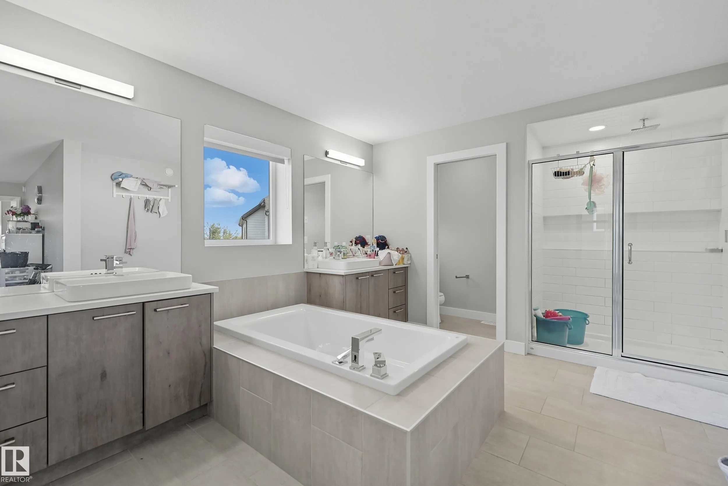 1487 HOWES Crescent