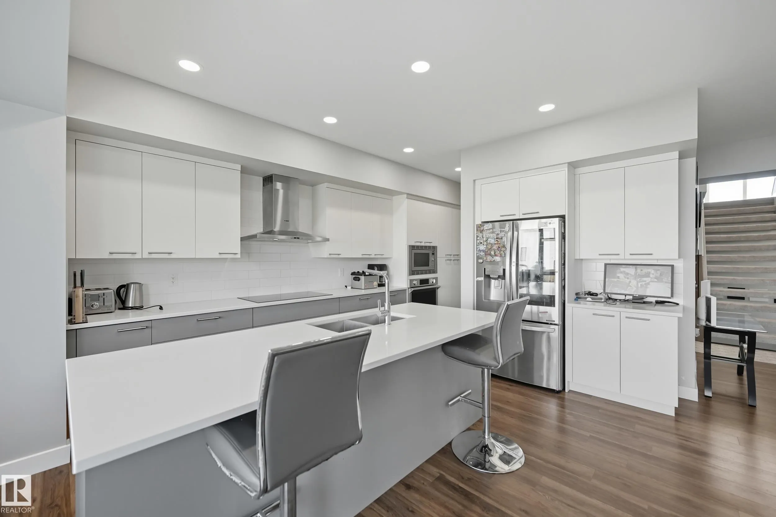 1487 HOWES Crescent