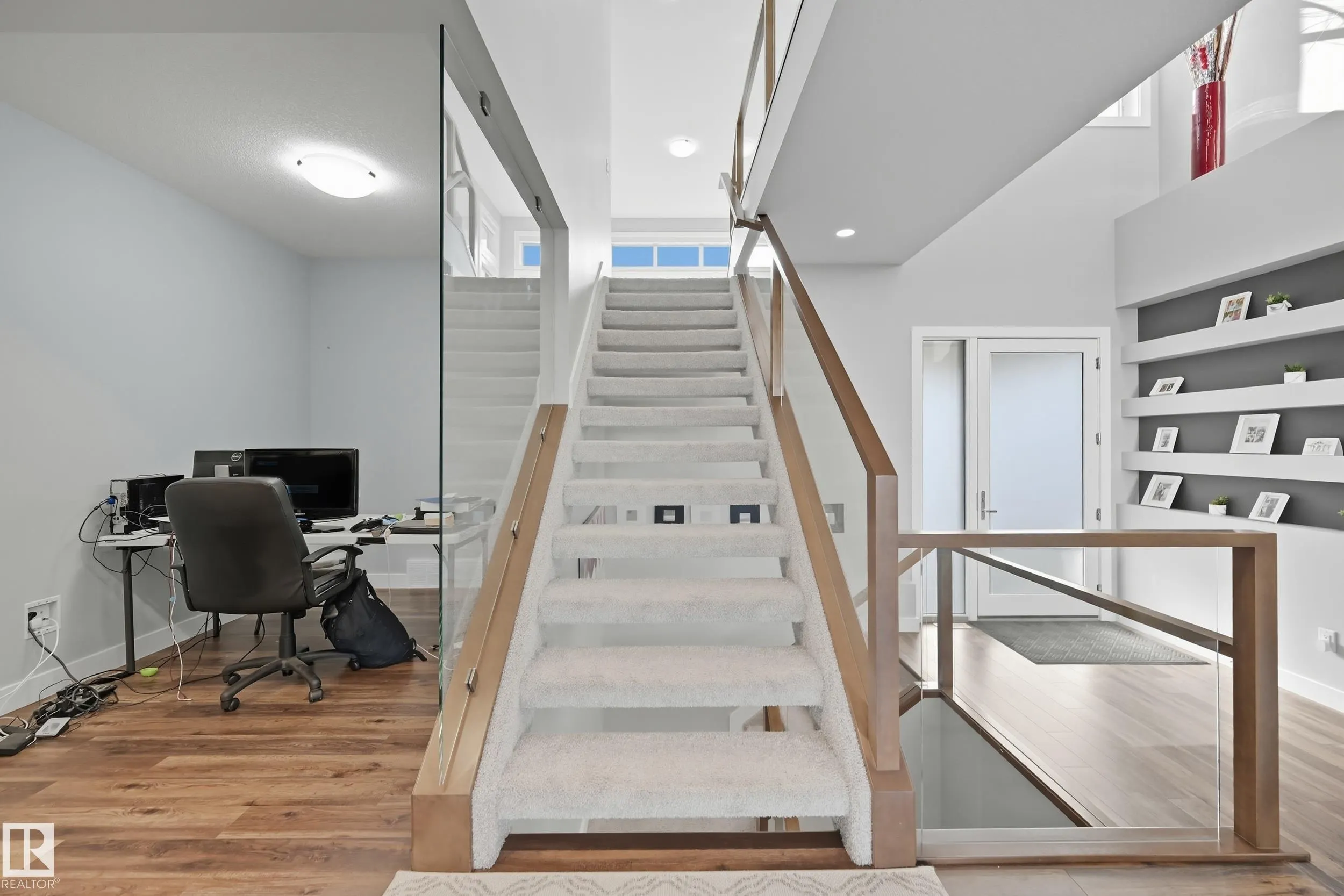 1487 HOWES Crescent