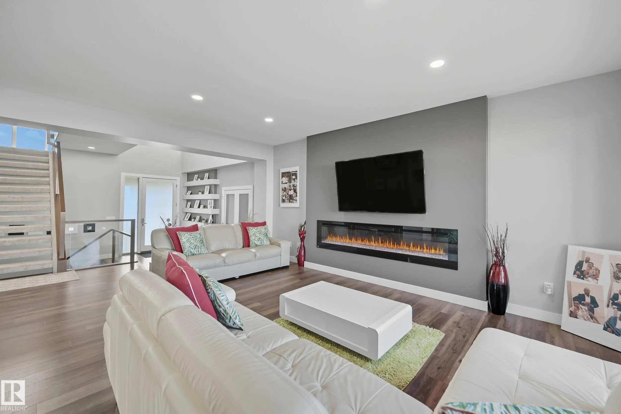 1487 HOWES Crescent