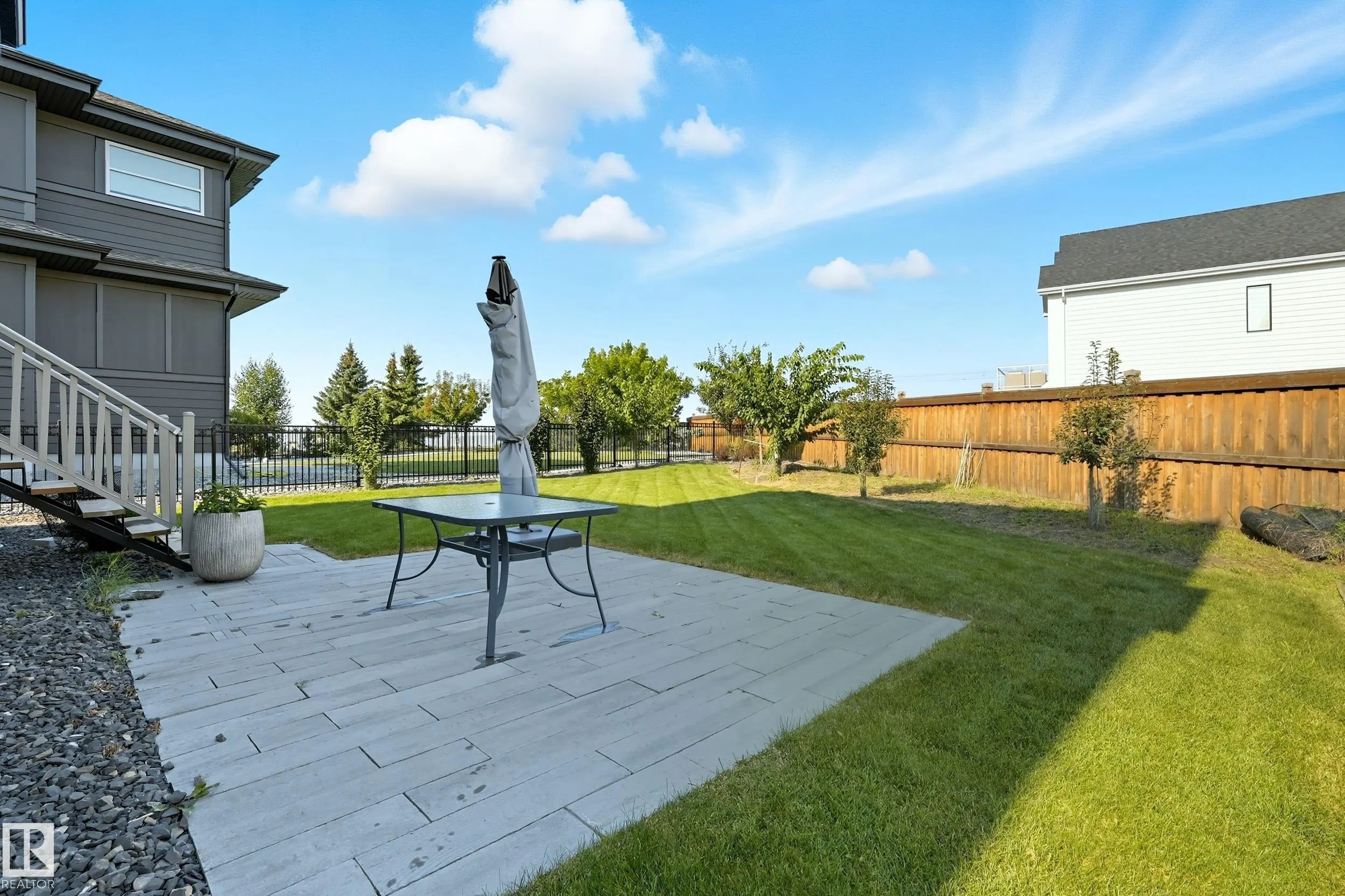 1487 HOWES Crescent