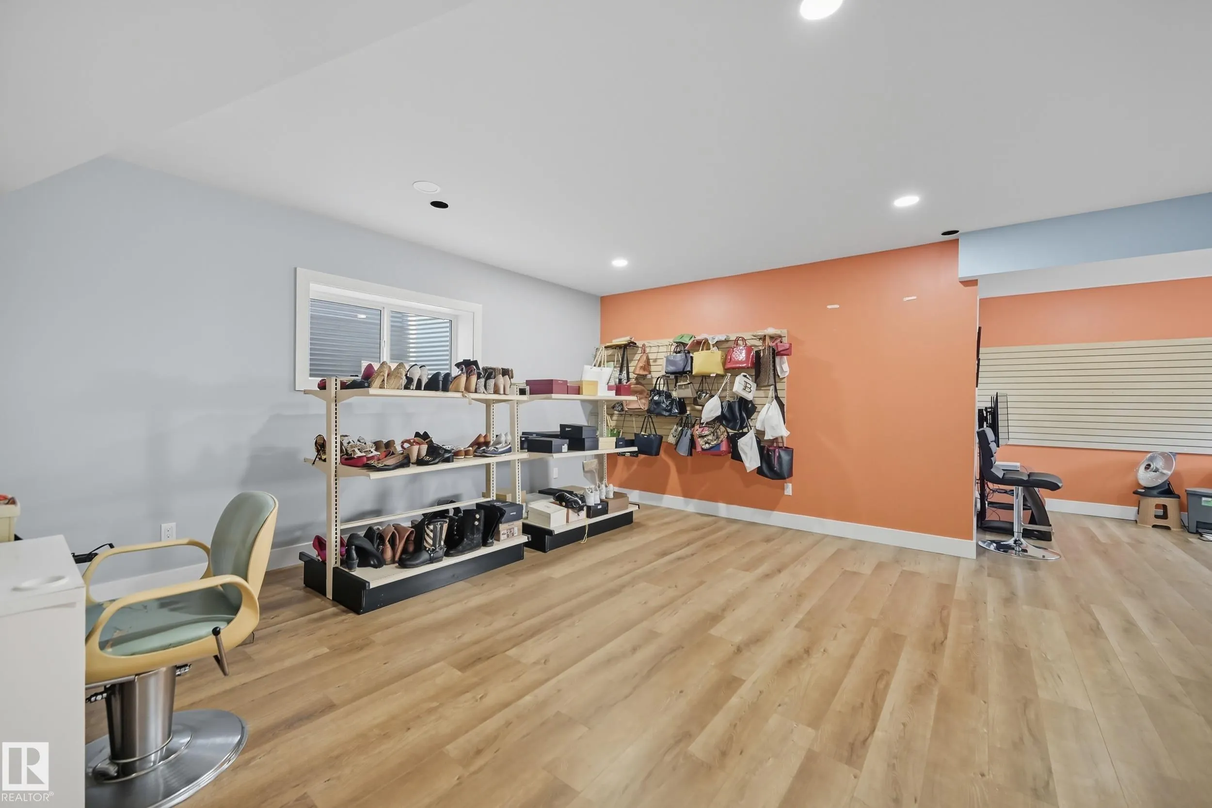1487 HOWES Crescent