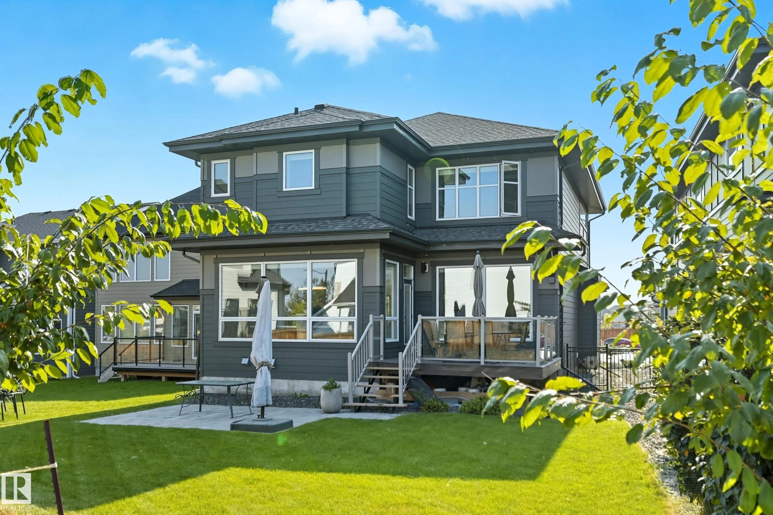 1487 HOWES Crescent