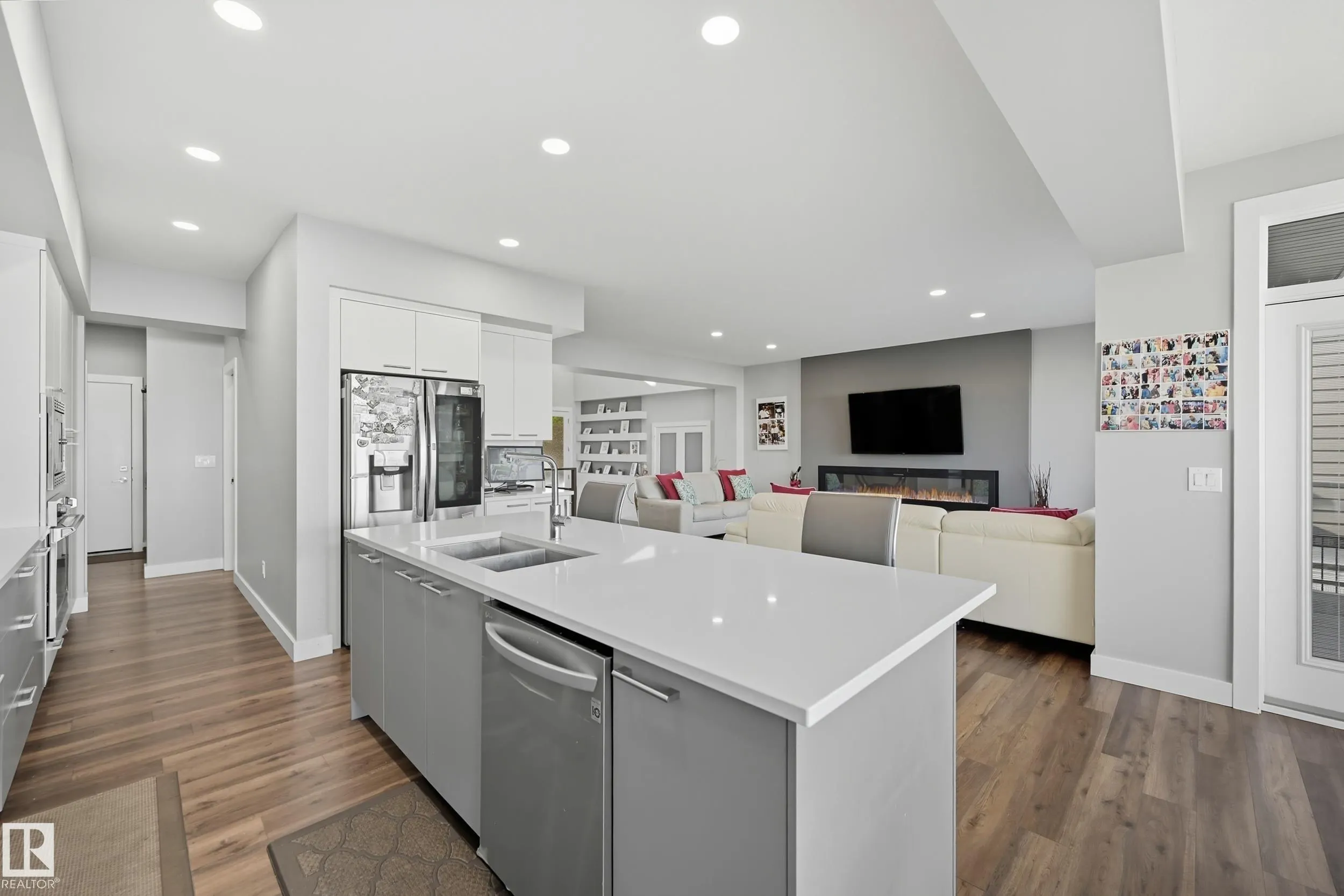 1487 HOWES Crescent