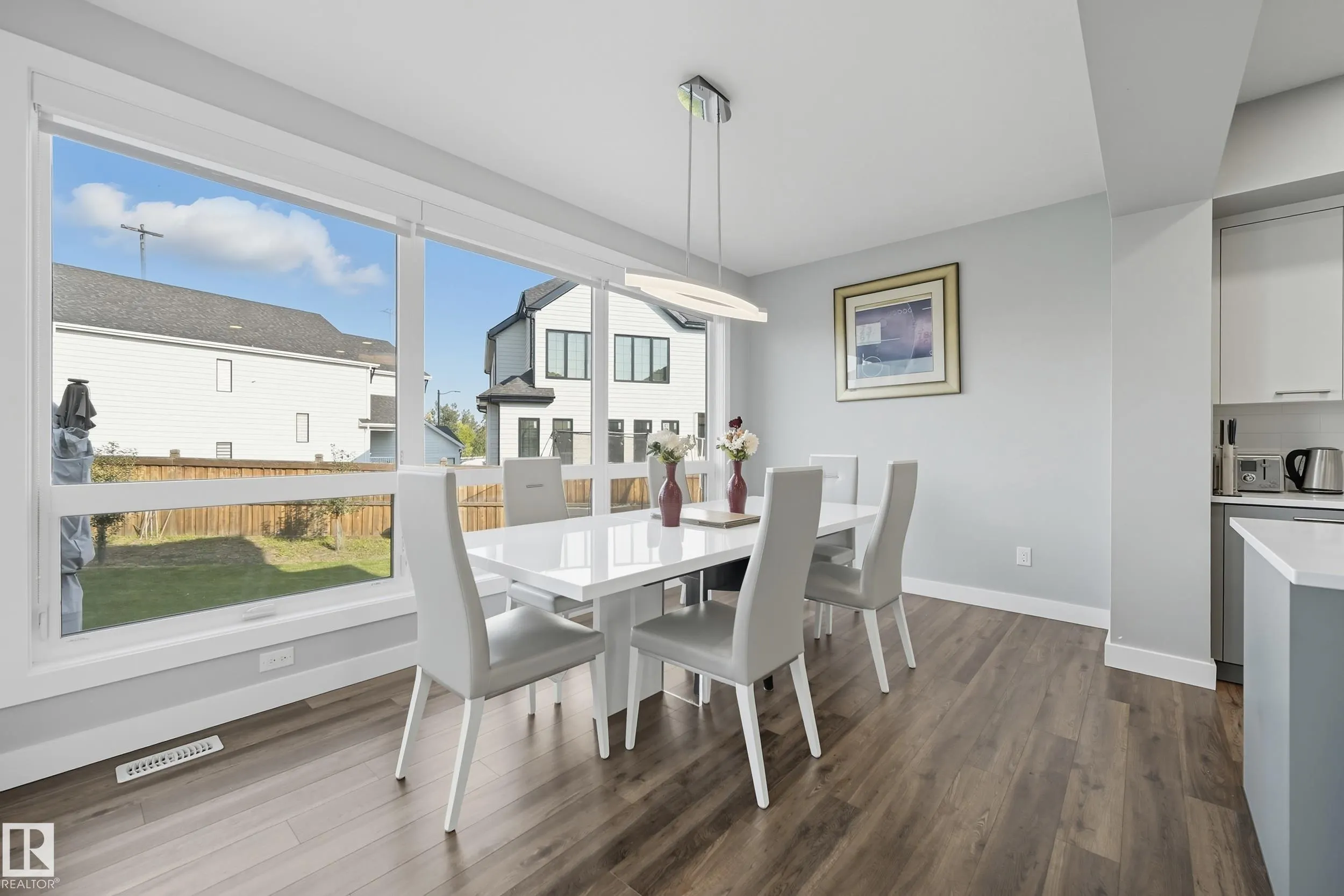 1487 HOWES Crescent