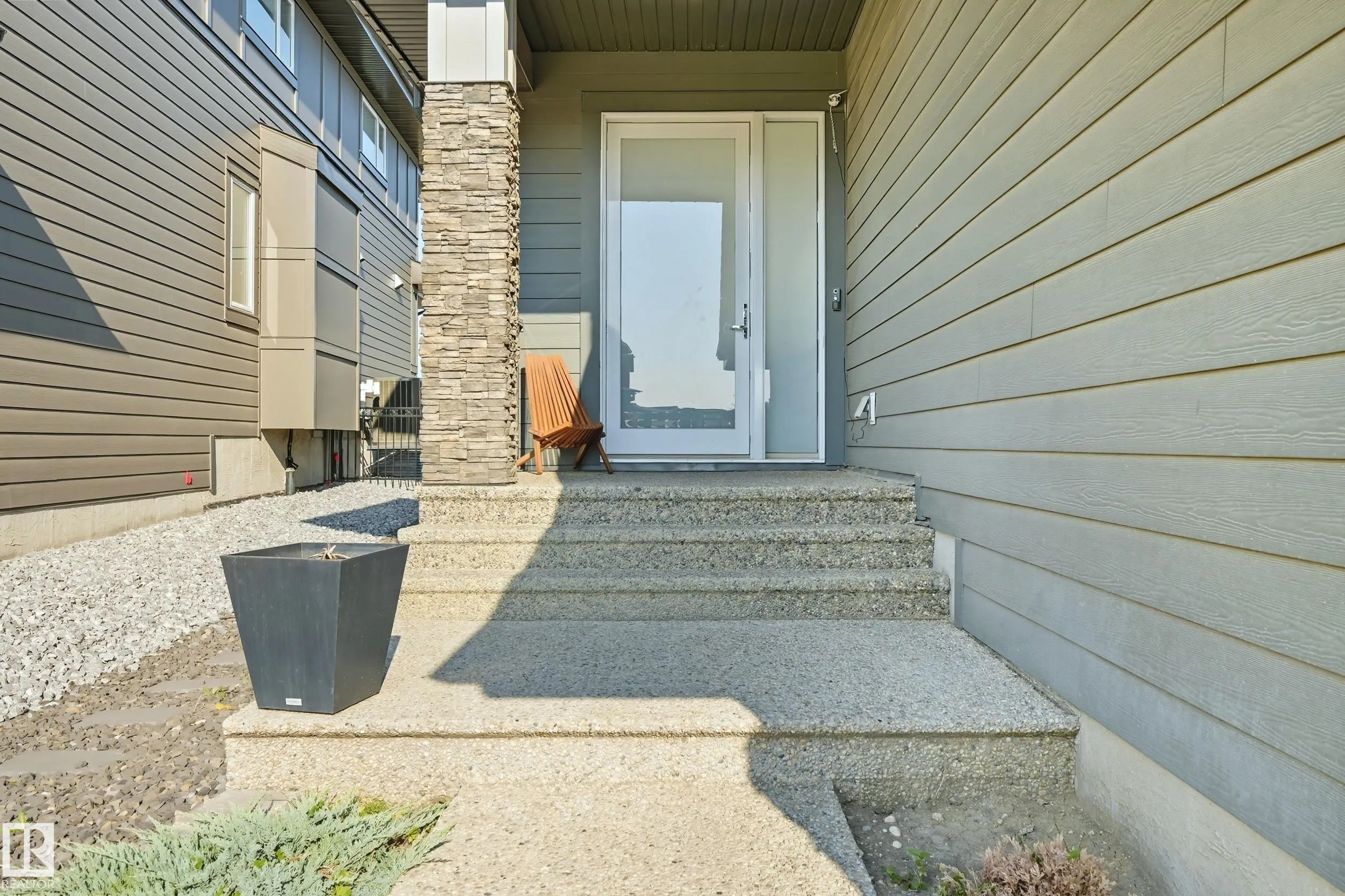1487 HOWES Crescent