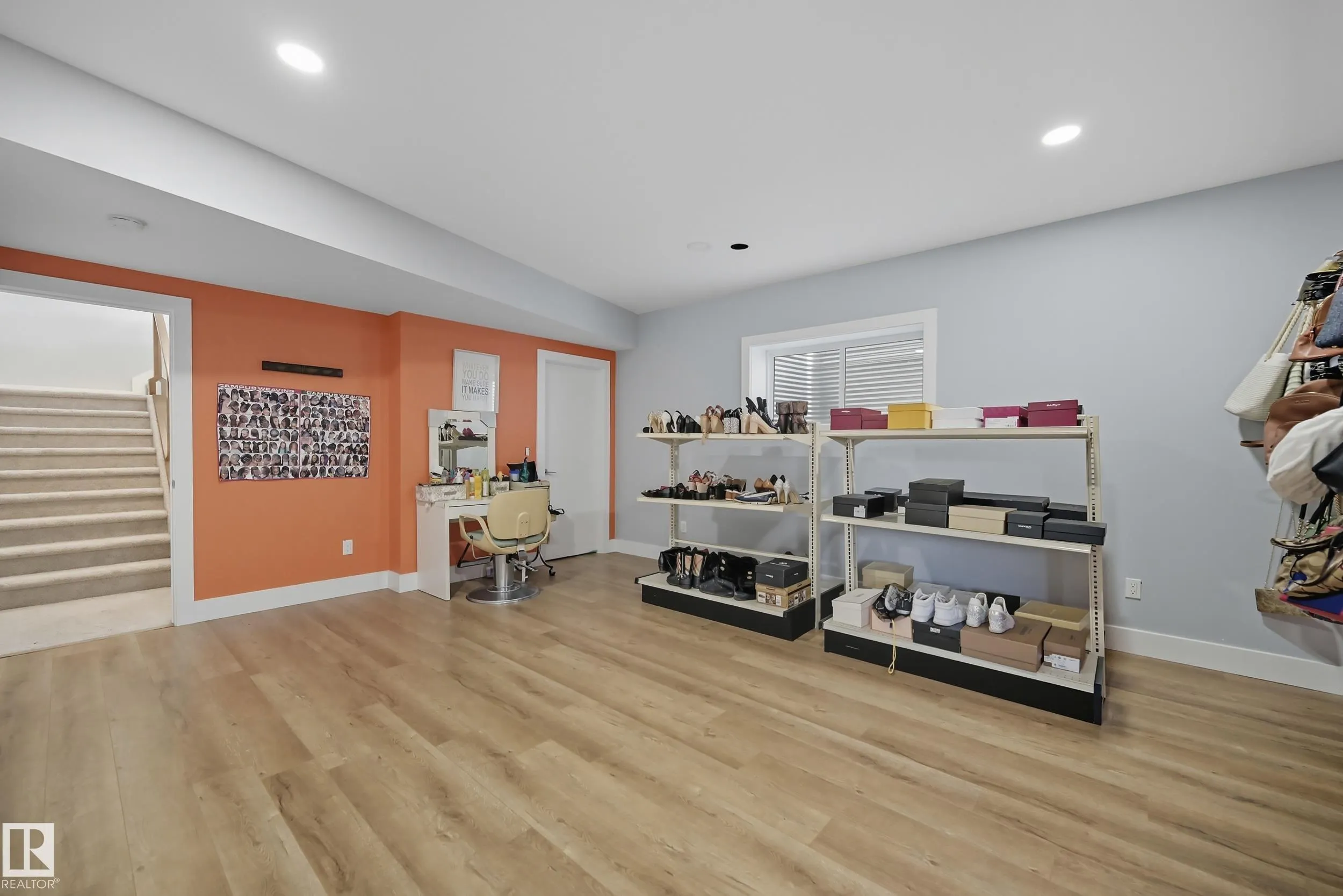 1487 HOWES Crescent