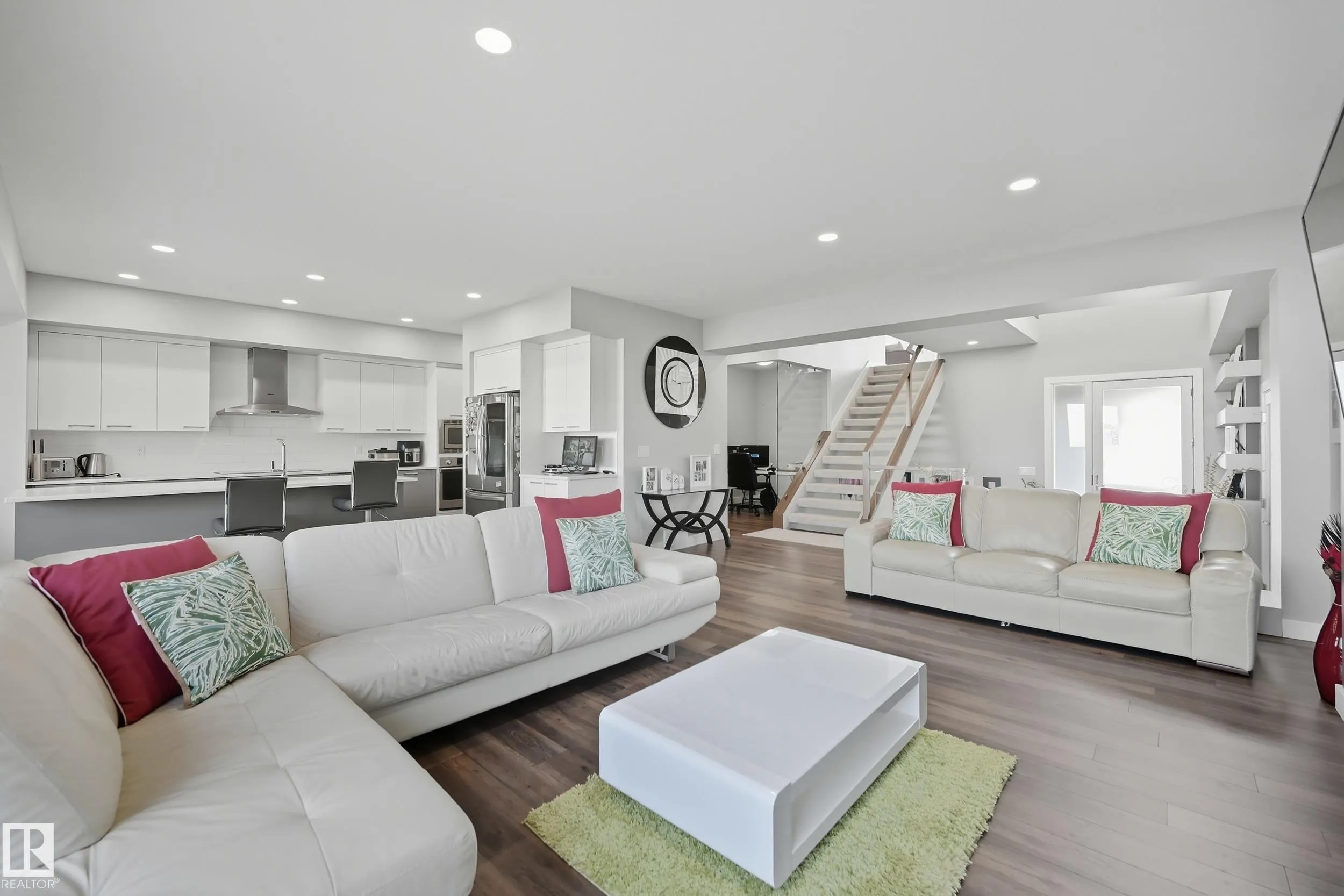 1487 HOWES Crescent