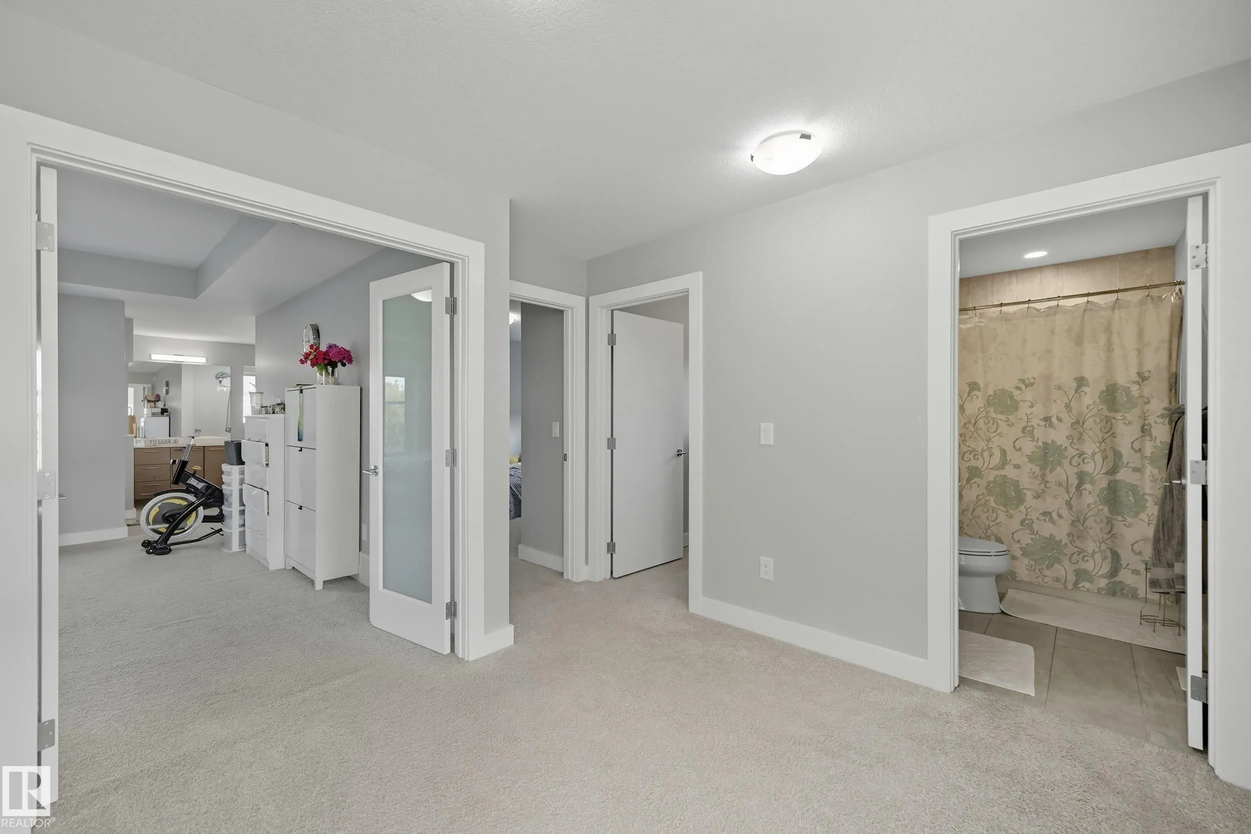 1487 HOWES Crescent