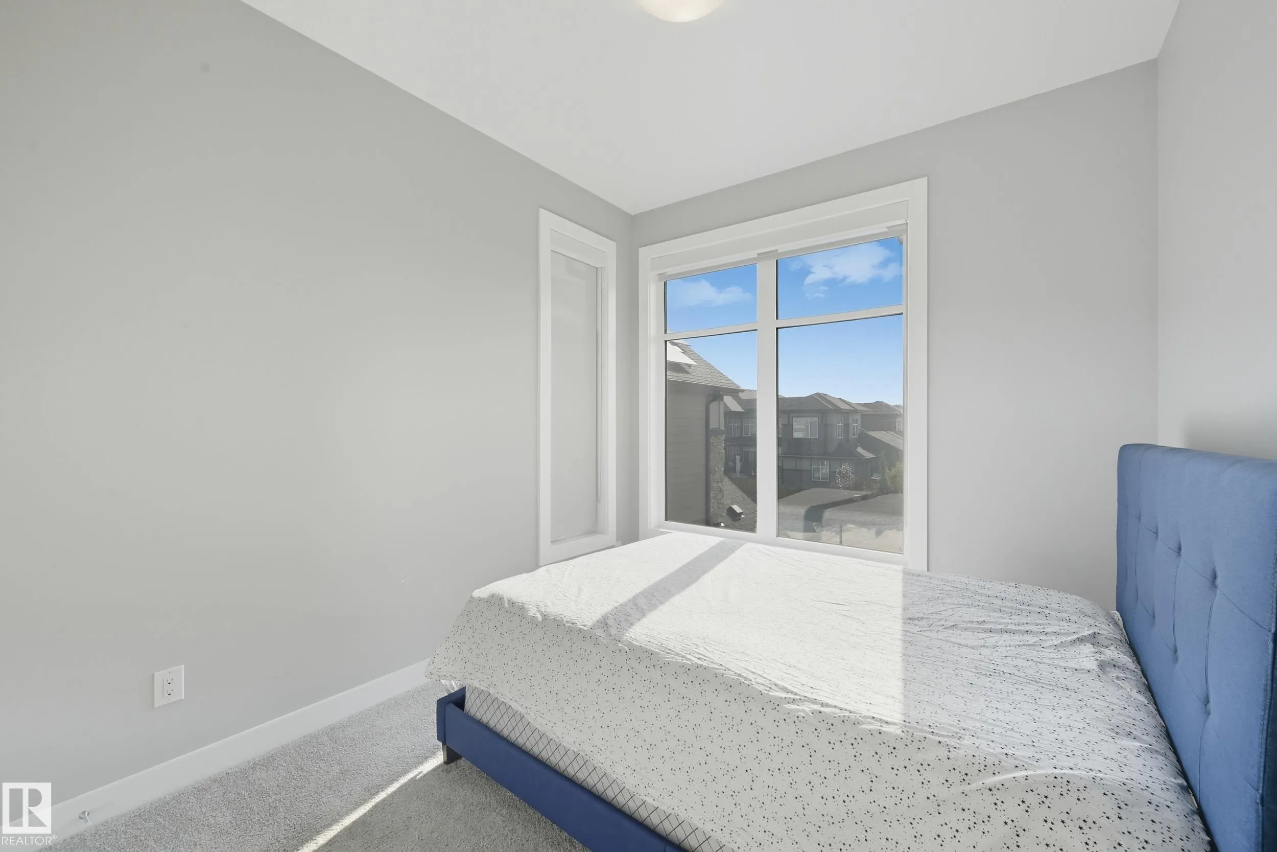 1487 HOWES Crescent