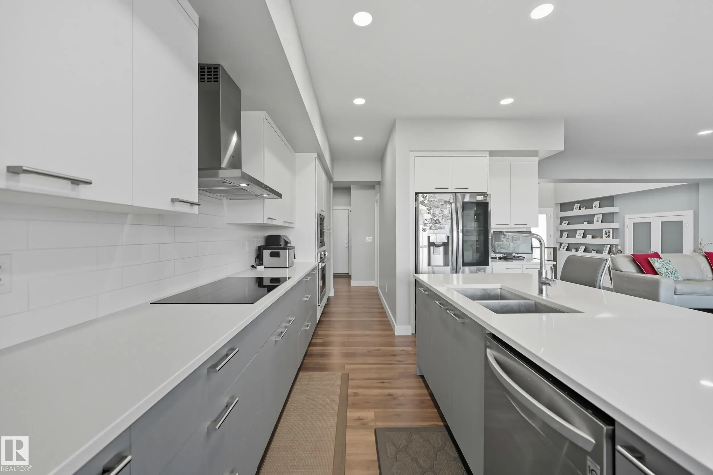 1487 HOWES Crescent