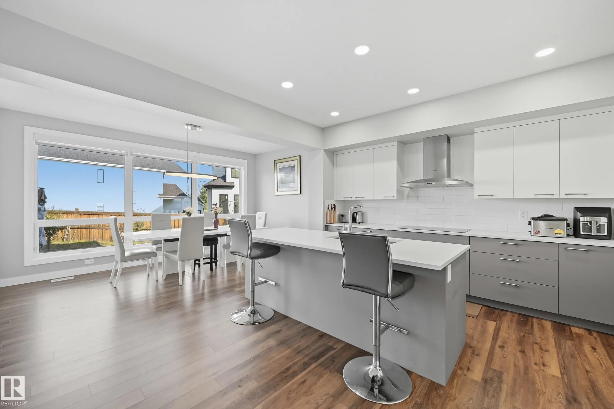 1487 HOWES Crescent