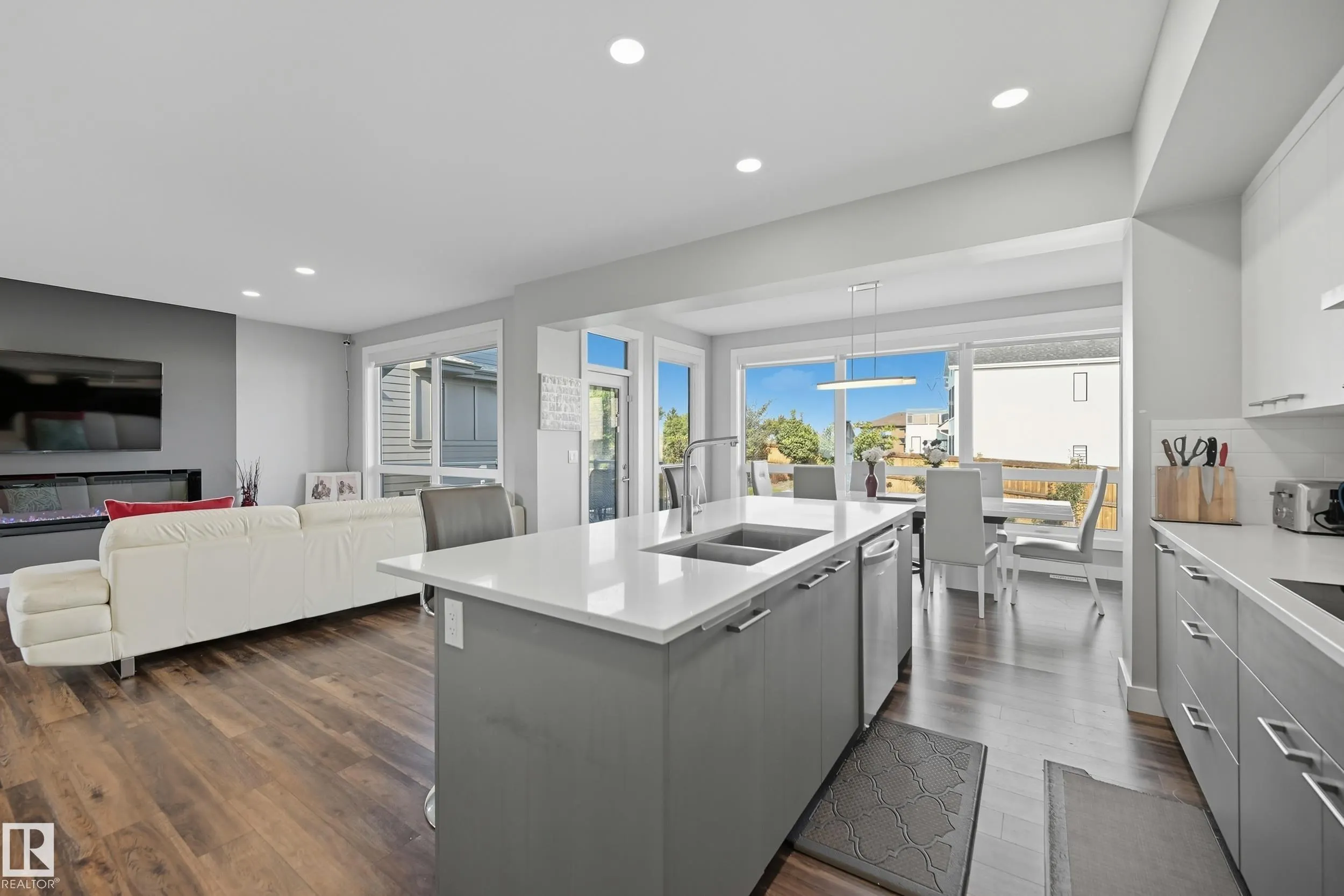 1487 HOWES Crescent