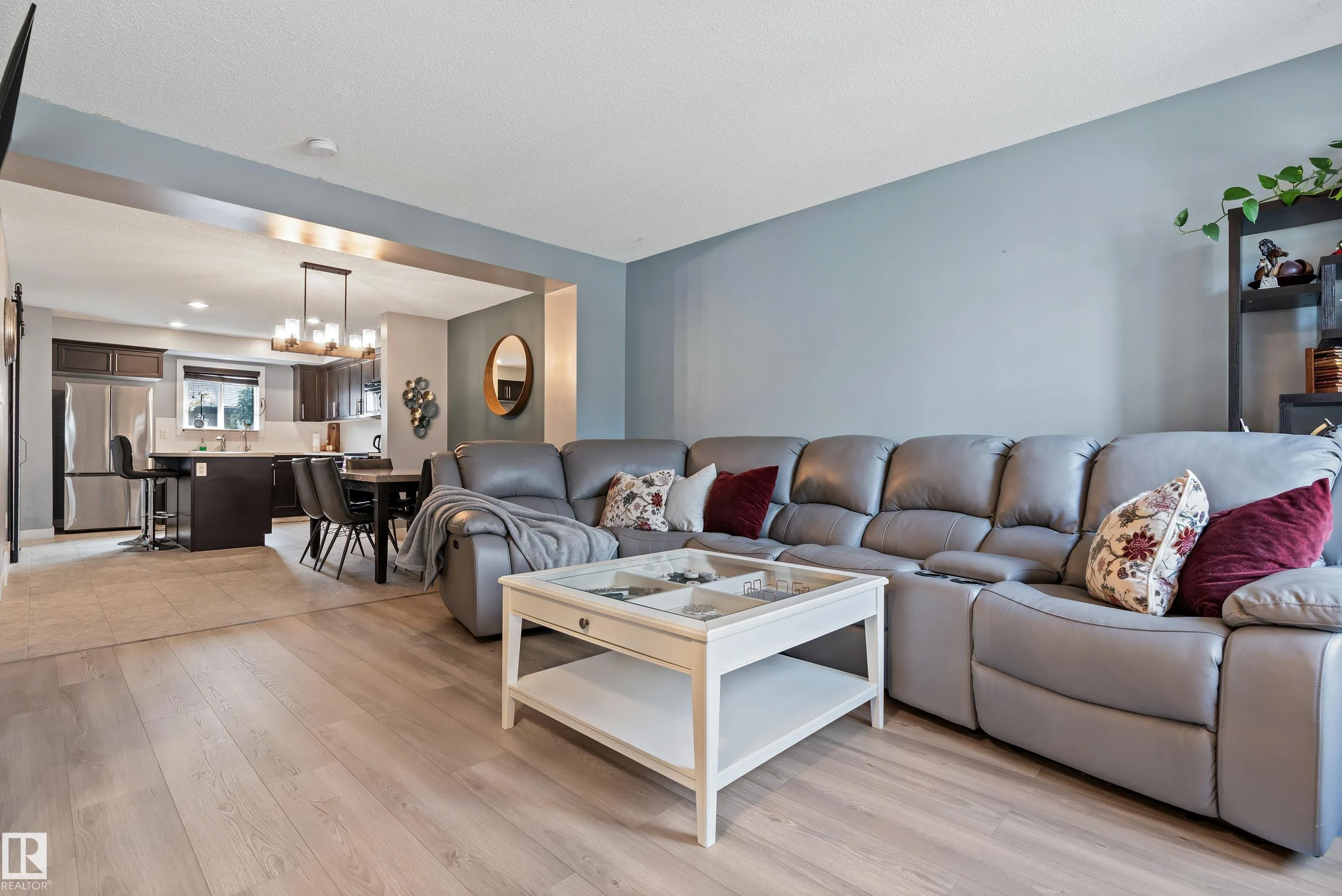327 DESROCHERS Boulevard