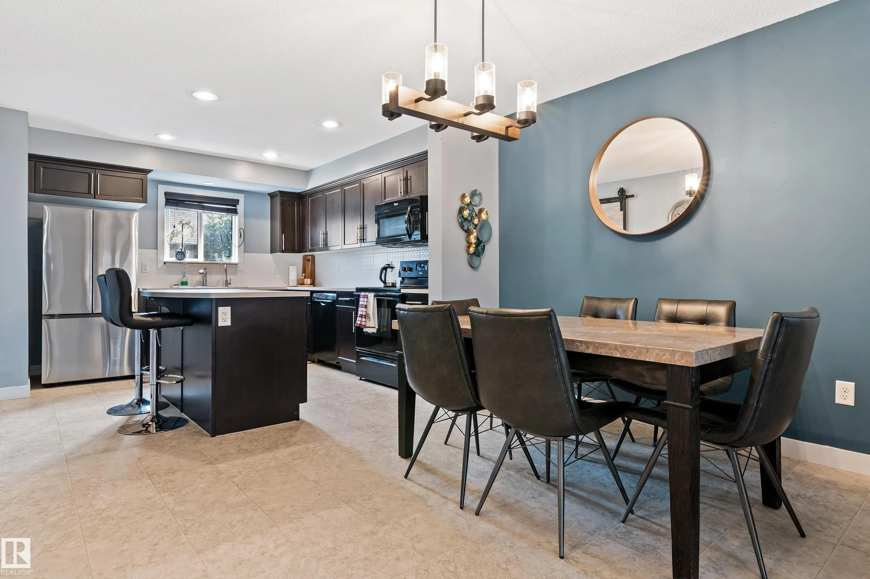 327 DESROCHERS Boulevard
