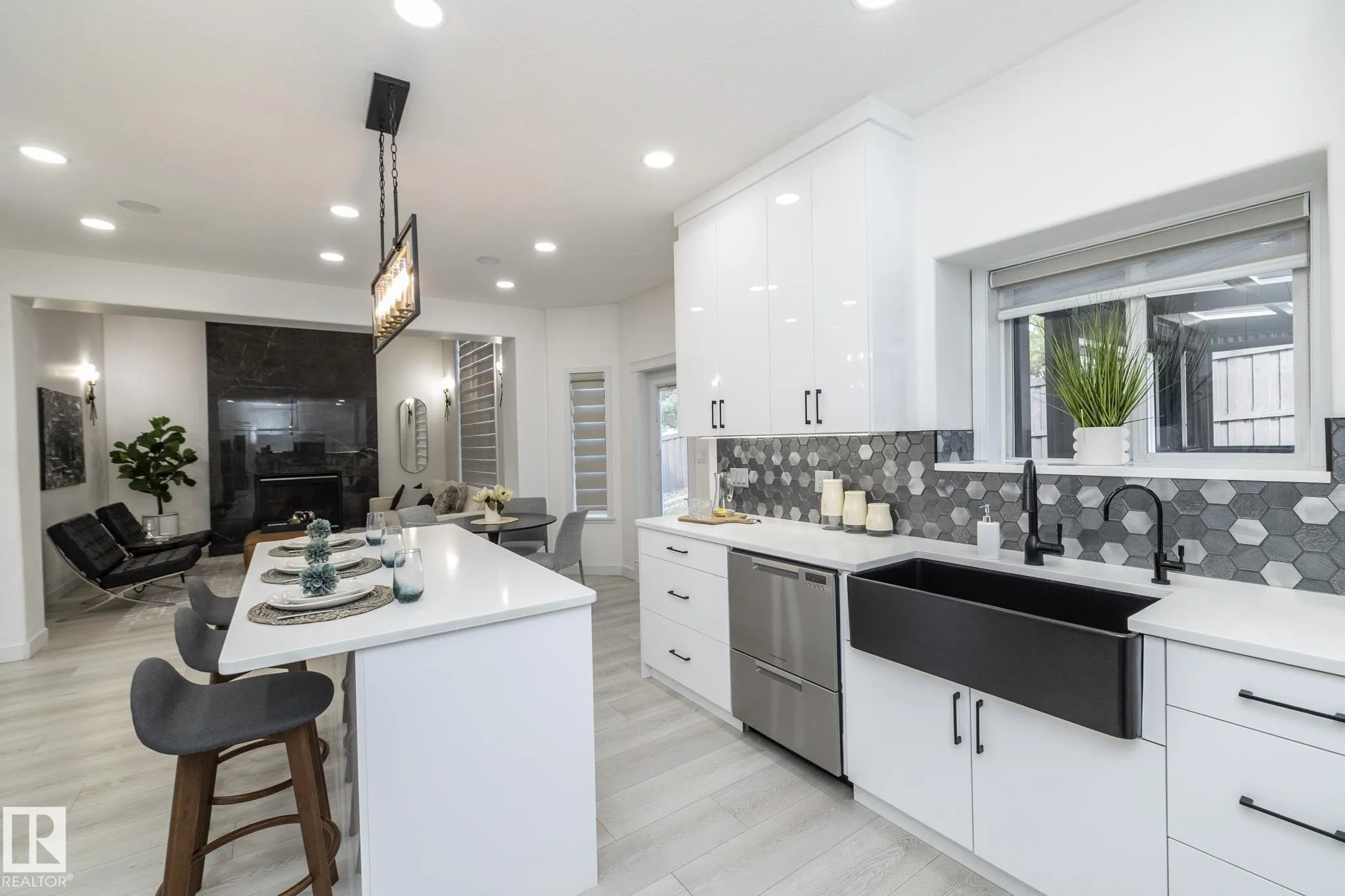 926 THOMPSON Place