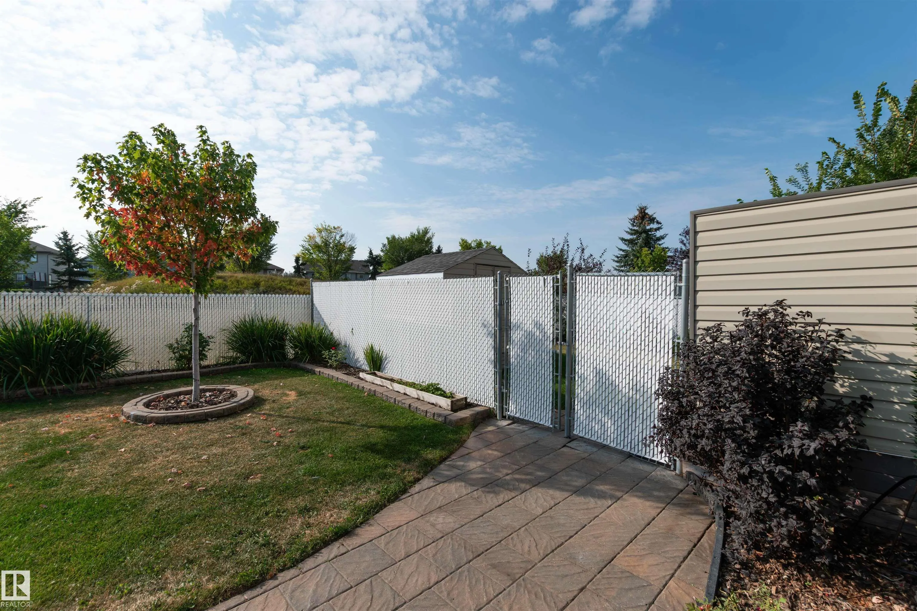 445 CHARLOTTE Crescent