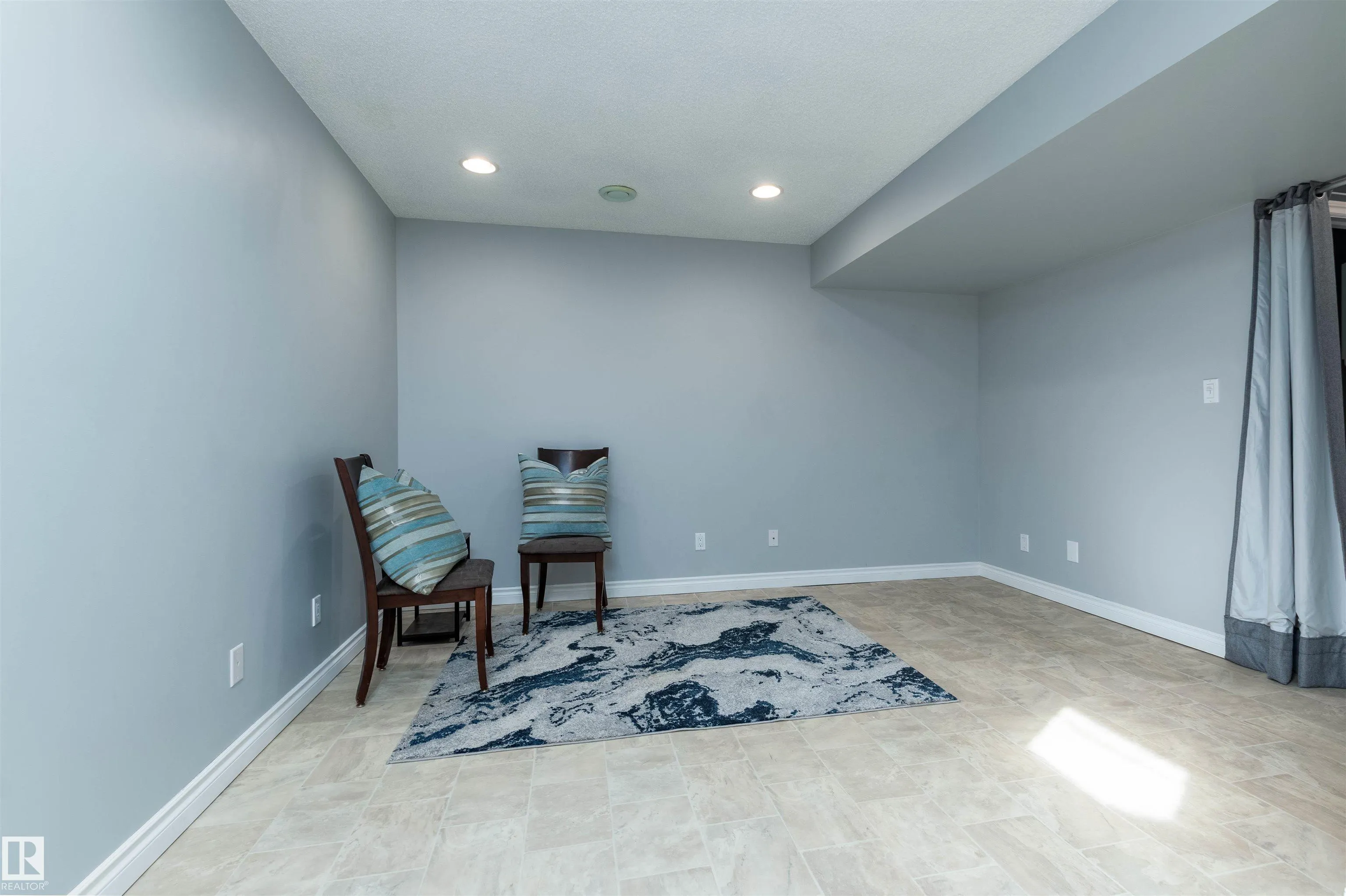 445 CHARLOTTE Crescent