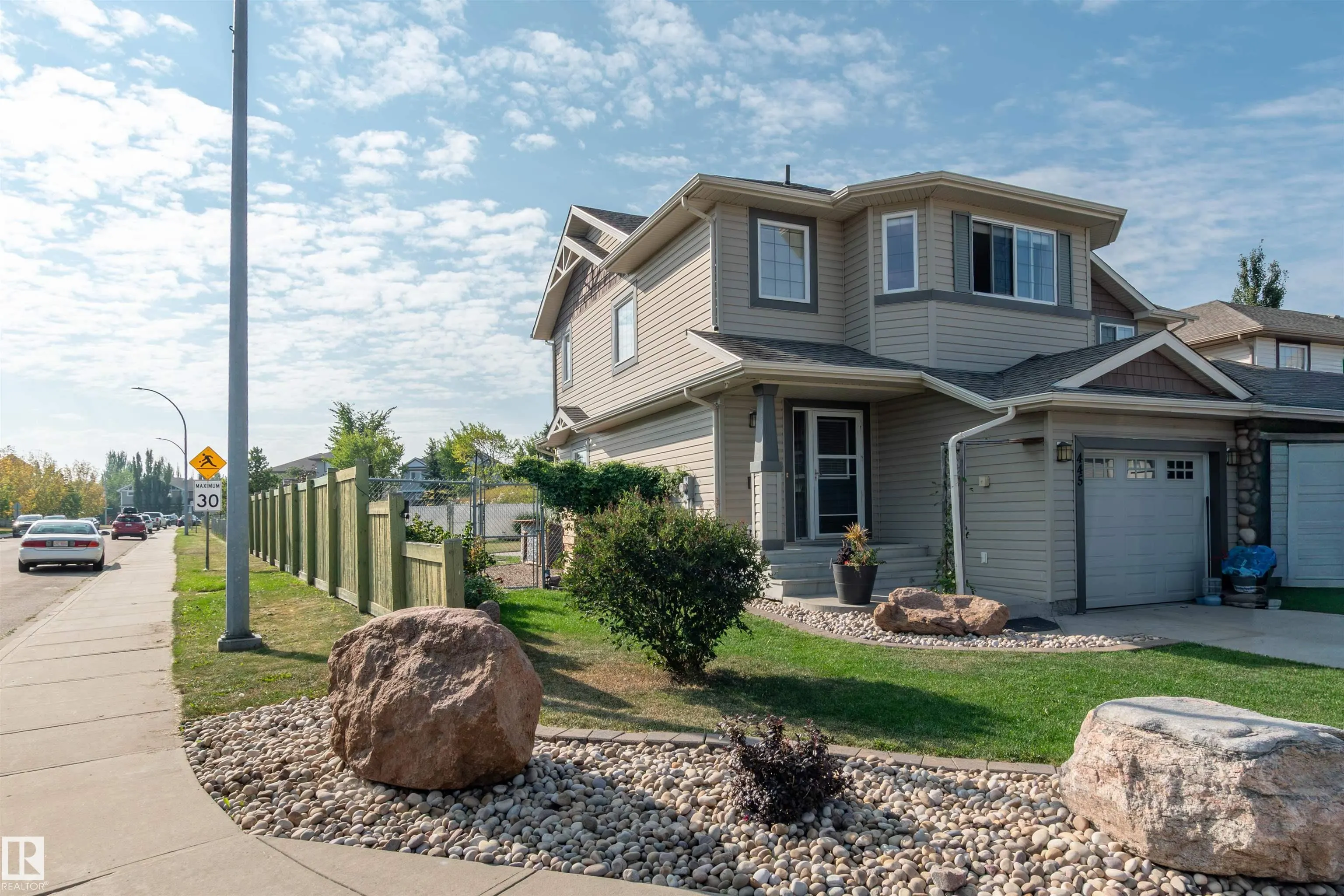 445 CHARLOTTE Crescent