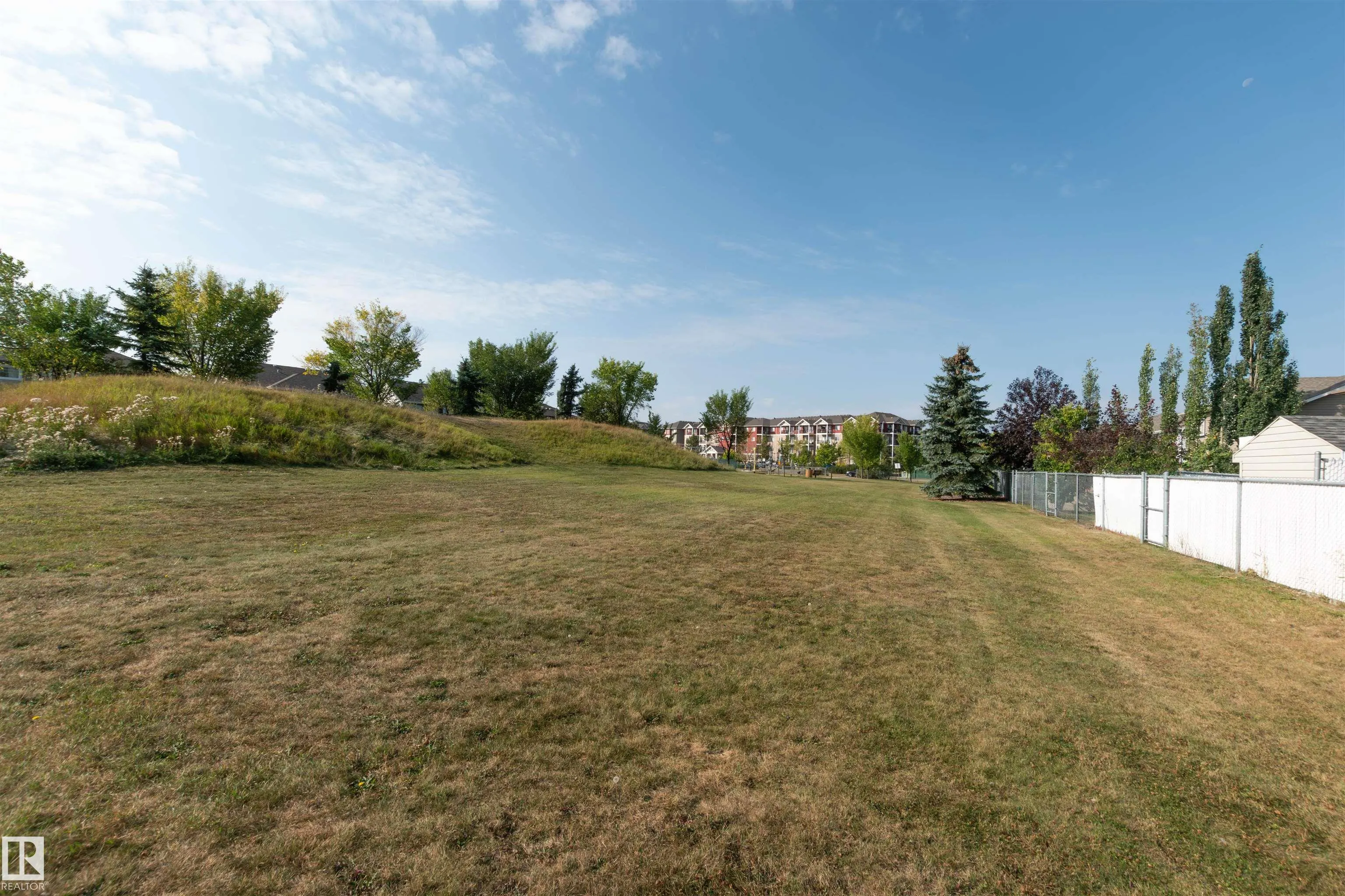 445 CHARLOTTE Crescent