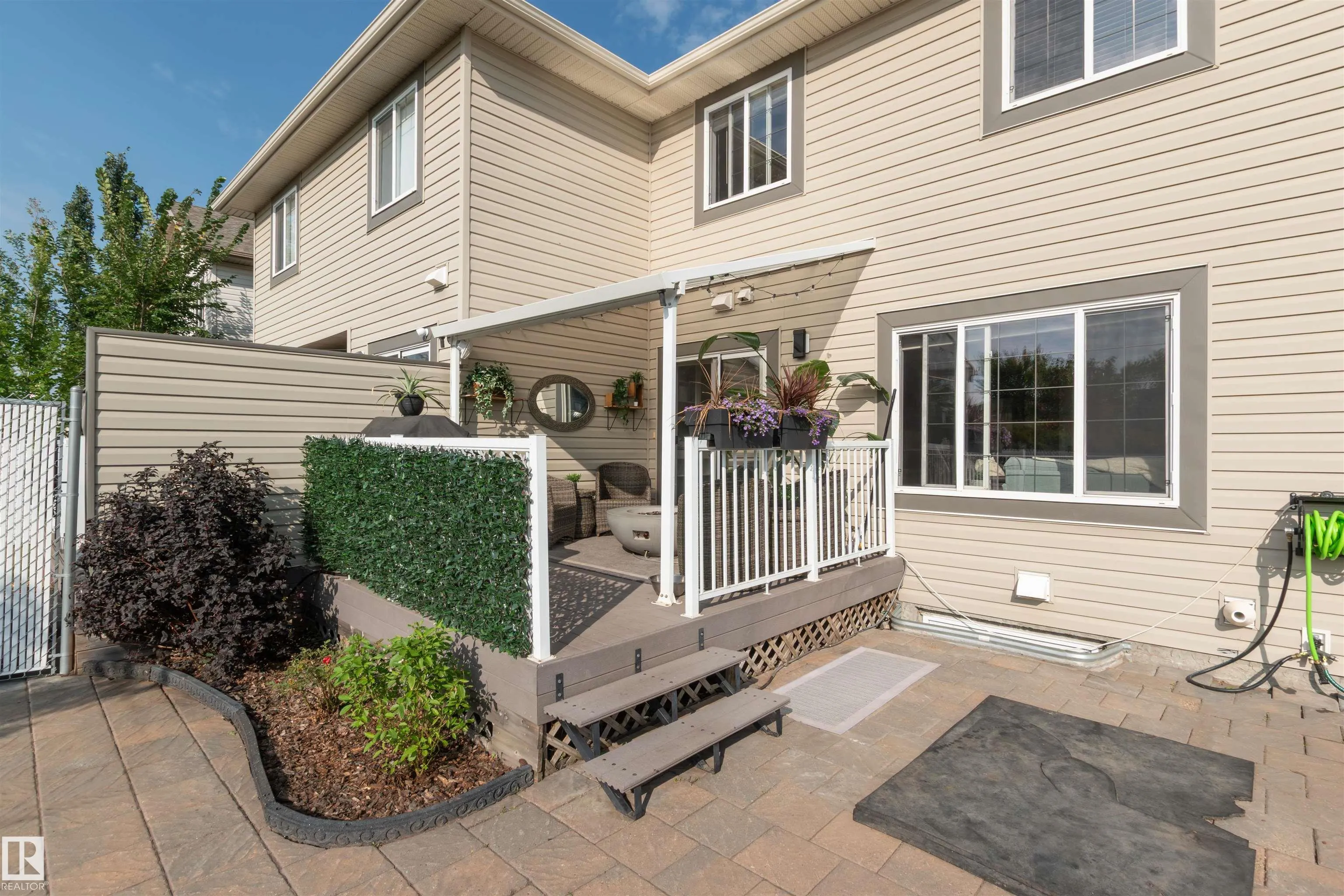 445 CHARLOTTE Crescent