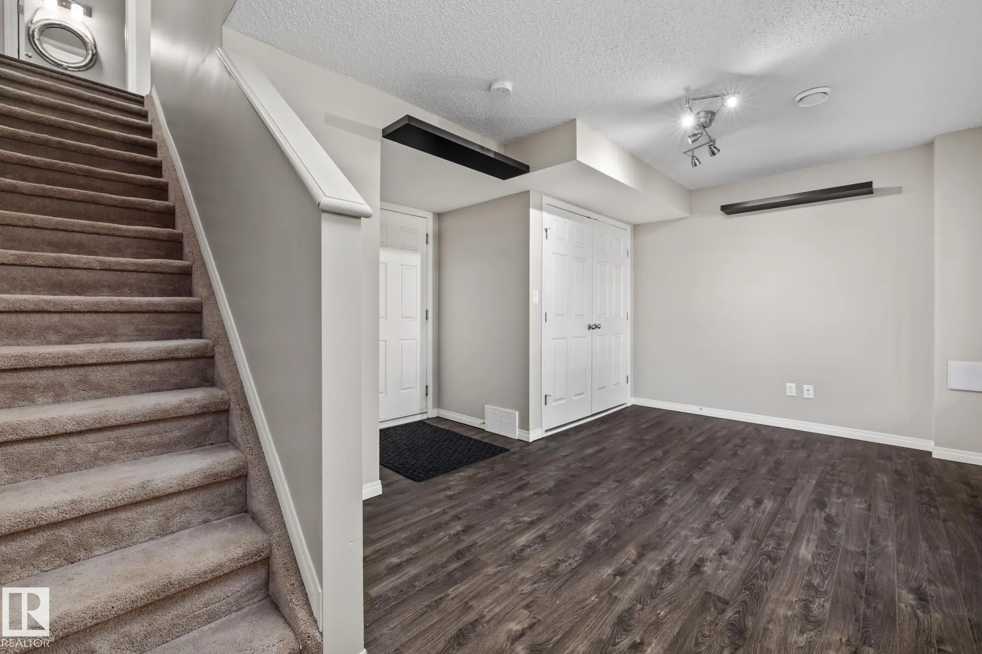 7385 EDGEMONT Way