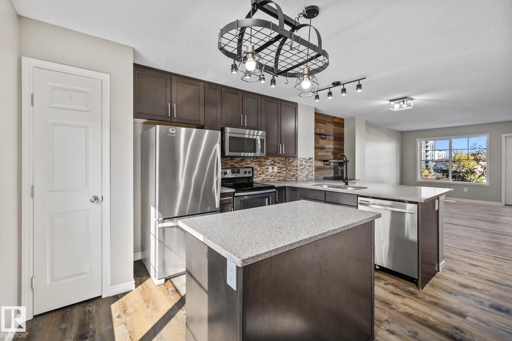 7385 EDGEMONT Way