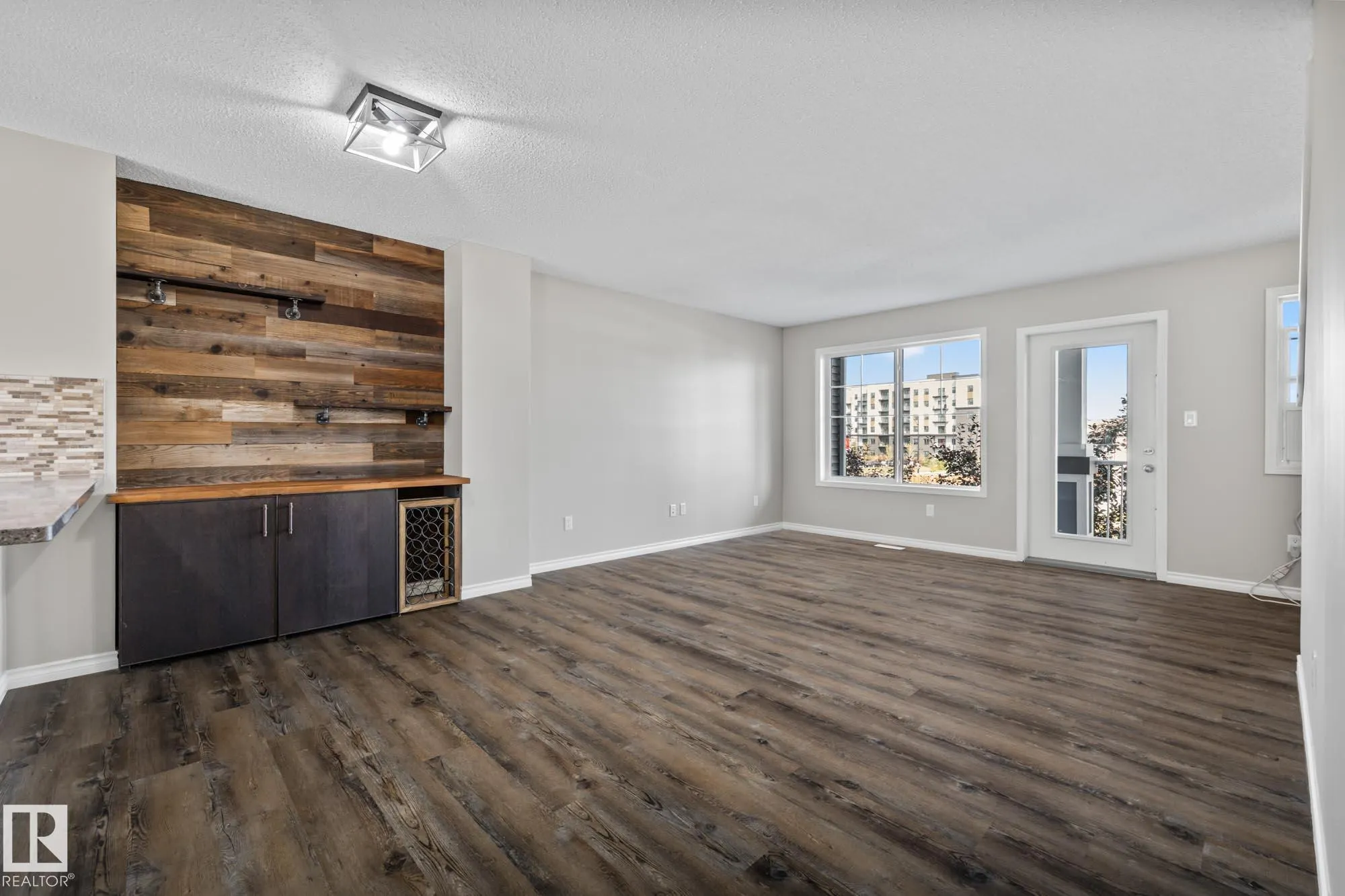 7385 EDGEMONT Way