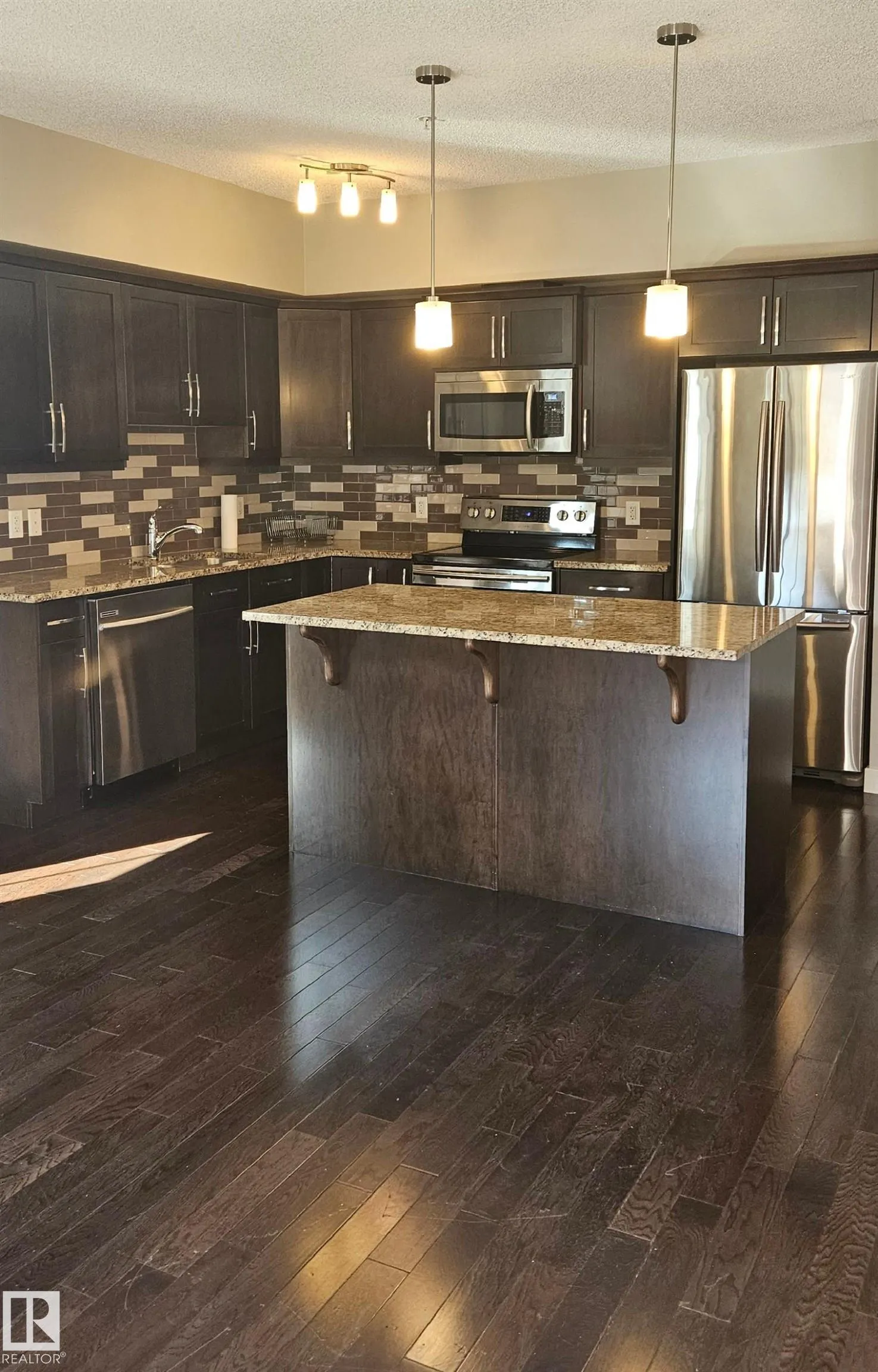 10530 56 AV NW